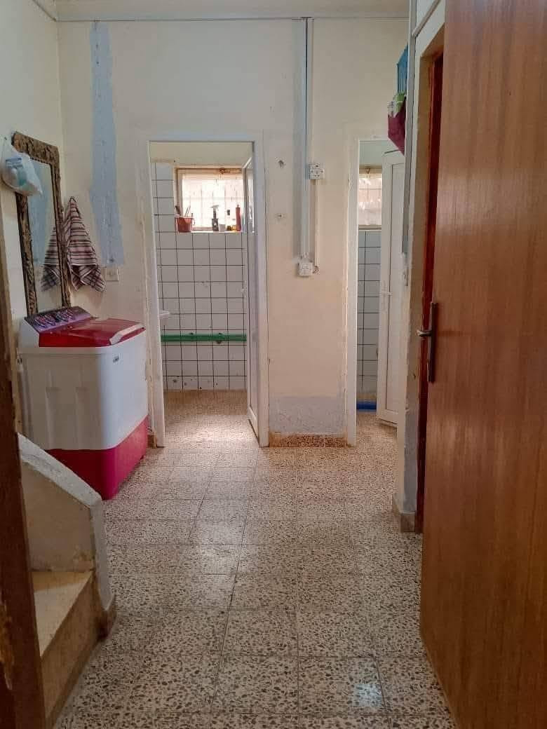 سلام عليكم يوجد بيت للبيع او مراوس  بسياره  حسب  لقناعه  في مجمع سكك لبيت ركن على شارع  الوصطي    ستفسار تصال على رقم *********** سعر 44وبي مجال للطيبين
