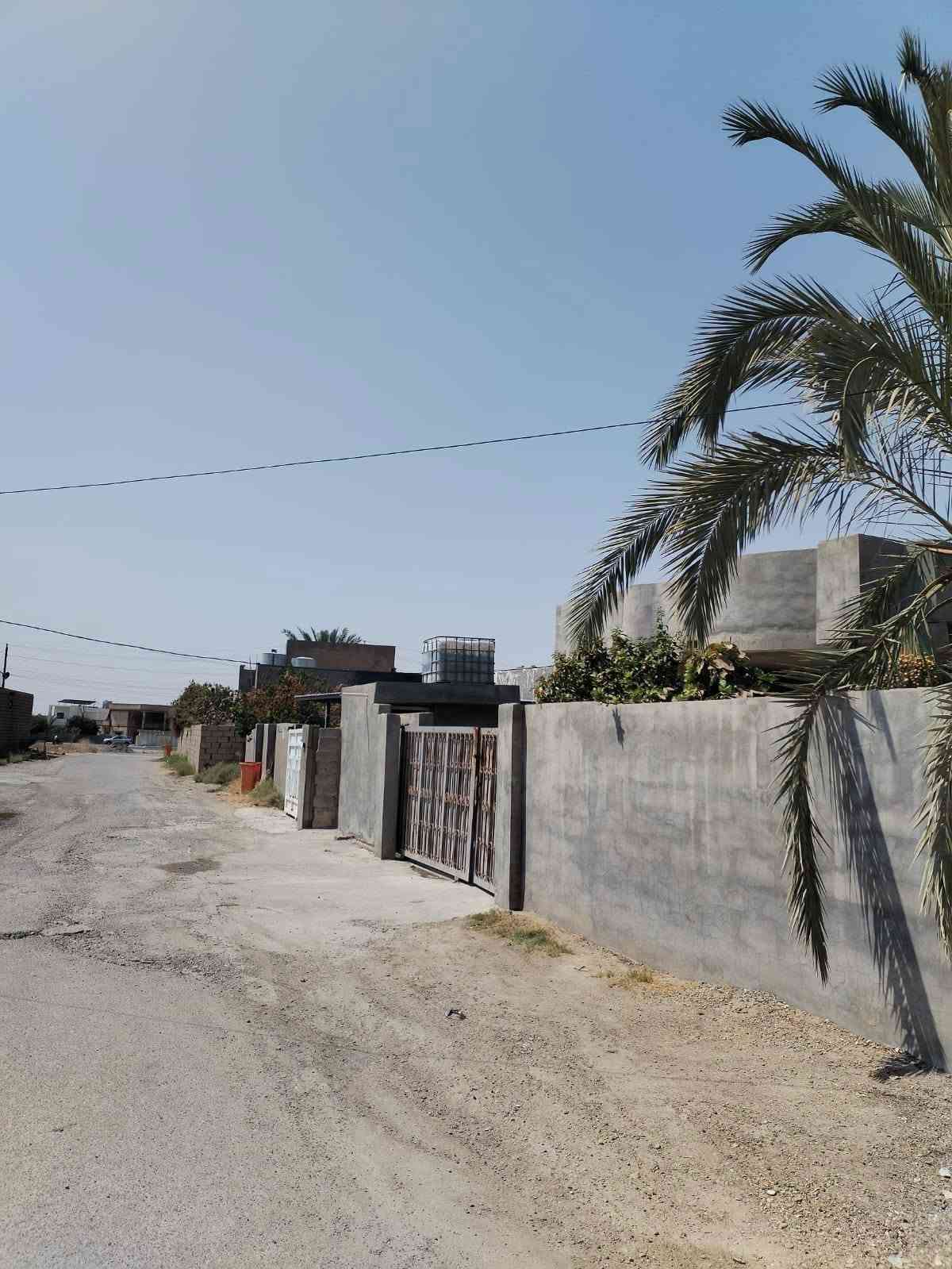 نعلن لكم مشتمل طابو صرف سند 25 قرب شارع البورصه الرئيسي المساحه 318 متر واجها 15 نزال 21 الموقع حي الجمعيه قرب مدرسه القبس ومدرسه ابتدائيه  طيبة +  متكون من ربعه 7×4 وغرفه 5×4وصاله5×4ومطبخ4×4 وصحيات داخليه وصحيات خارجية موقع جيد منطقه سكنيه ومخدومه وسعر مناسب جداً اتصل وتدلل ***********
