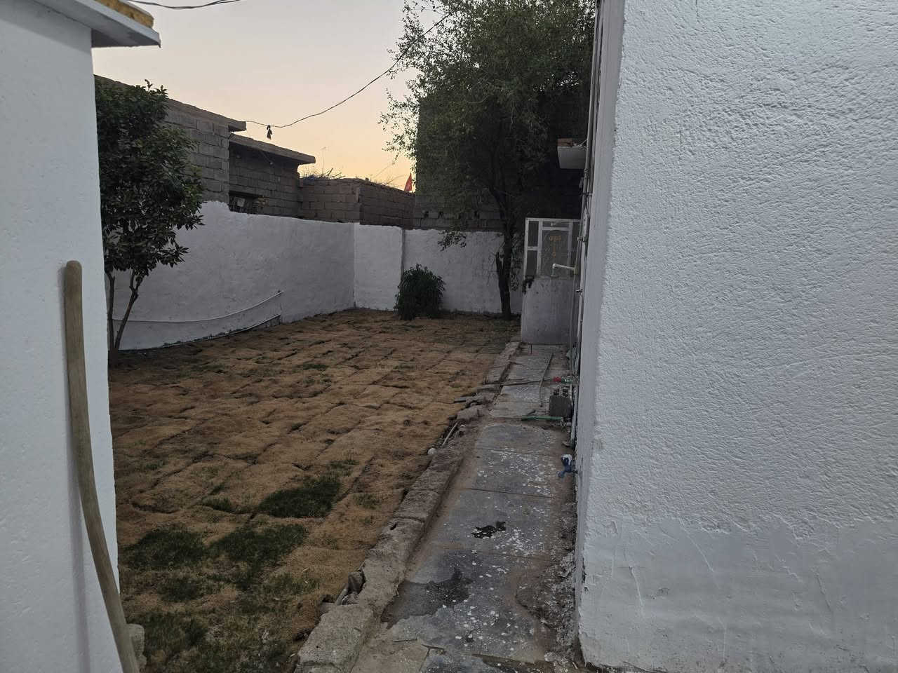 بيت للبيع مساحه ٣٥٠م مربع كوت حي الحكيم شارع المستوصف يبعد عن الشارع العام ٣٥٠م تفاصيل البيت الأساس طابوك البناء بلوك درجه اولى صب مسلح يحتوي على غرفتين نوم وصاله ومطبخ واستقبال وكراج وحديقة صحيات داخليه وخارجيه السعر ٤٥وقابل للتفاوض الاستفسار مراجعه مكتب دلاليه احمد السعيدي *********** ***********
