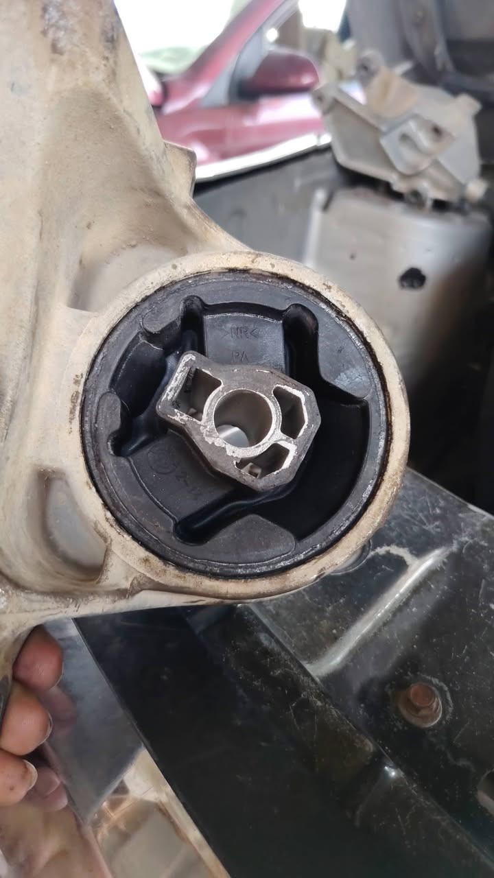 🔧 مجموعة أعمال متفرقة داخل الورشة بأوقات متفاوتة 🚘

تم إنجاز مجموعة من أعمال الصيانة الميكانيكية والكهربائية، وبالتفاصيل التالية:

🔹 أولاً: حدادة أمامية عامة

• فحص جميع أجزاء الحدادة الأمامية وتشخيص مصادر الأصوات والرخاوة
• فحص الأذرع والبوشات والكام شفتات  والربلات
• شدّ وترتيب جميع أجزاء الحدادة
• تشحيم القطع التي تحتاج إلى إدامة
• إجراء ميزانية أمامية وضبط زوايا الإطارات بعد إكمال العمل

🔹 ثانياً: تبديل أذانات الكير الدائرية

• فك أذانات الكير القديمة والمتضررة
• تنظيف أماكن التثبيت وفحص البراغي
• تركيب أذانات كير دائرية جديدة نوع كوري
• ضبط موقع الكير وشدّ البراغي بصورة صحيحة
• فحص السيارة للتأكد من اختفاء الاهتزاز والضربات

🔹 ثالثاً: تبديل دچات  المحرك الجانبية

• فحص دچات  وقواعد المحرك
• تبديل الدچات  الجانبية المتضررة
• ضبط استقامة المحرك داخل الحوض
• شدّ جميع نقاط التثبيت
• فحص اهتزاز المحرك عند التشغيل والتعشيق

🔹 رابعاً: عمل سنتر لوك للأبواب الأربعة

• تركيب ماطور سنتر لكل باب
• تمديد وربط الأسلاك بصورة مرتبة وآمنة
• ربط المنظومة مع وحدة التحكم والريموت
• ضبط حركة أقفال الأبواب الأربعة
• فحص الفتح والغلق والتأكد من عمل المنظومة بالكامل

🔹 خامساً: إدامة منظومة الاحتراق بالكامل

• فحص وتنظيف البخاخات والتأكد من انتظام ضخ الوقود
• فحص الابلكان وتنظيفها أو استبدال التالف منها
• فحص واير بلك  والكويلات
• تنظيف بوابة الهواء والثروتل
• تنظيف مجاري سحب الهواء
• فحص صمام الـPCV ومنظومة تهوية المحرك
• فحص القراءات الحية ومسح رموز الأعطال
• إعادة برمجة وتنظيم عمل المحرك بعد إكمال الصيانة

🔹 سادساً: صيانة ظفيرة المحرك

• فتح وفحص الظفيرة بالكامل
• معالجة الأسلاك اليابسة أو المتضررة
• إصلاح أماكن القطع والربط غير الصحيح
• تبديل الفيش المتضررة وتنظيف نقاط الاتصال
• تثبيت الأسلاك بعيداً عن الحرارة والأجزاء المتحركة
• تغليف الظفيرة بشريط حراري لحمايتها
• فحص خطوط الكهرباء والأرضي والتأكد من ثبات الإشارات

✅ تم فحص جميع الأعمال وتجربة السيارة بعد الصيانة للتأكد من سلامة التشغيل.

🔹 سابعاً: تبديل وبرمجة وحدة الـBCM

• فحص وحدة التحكم بالهيكل وتشخيص الخلل
• فحص الفيوزات والفيش وخطوط الكهرباء والأرضي
• فك وحدة الـBCM القديمة وتركيب الوحدة البديلة
• برمجة الوحدة وربطها مع أنظمة السيارة
• إجراء تعلّم نظام الحماية والمفتاح
• برمجة السنتر لوك والإنارة والتجهيزات الكهربائية
• مسح رموز الأعطال وإجراء فحص نهائي للتأكد من عمل جميع الوظائف بصورة صحيحة

🔧 ورشة أنور سوزوكي وإكونوكس

📍 كربلاء – الحي الصناعي – البلوك الثاني – شارع السايدين (سايد الدخول)

📞 ***********
📞 ***********

تشخيص دقيق… صيانة متكاملة… وشغل مضمون بإذن الله 🚙✨
