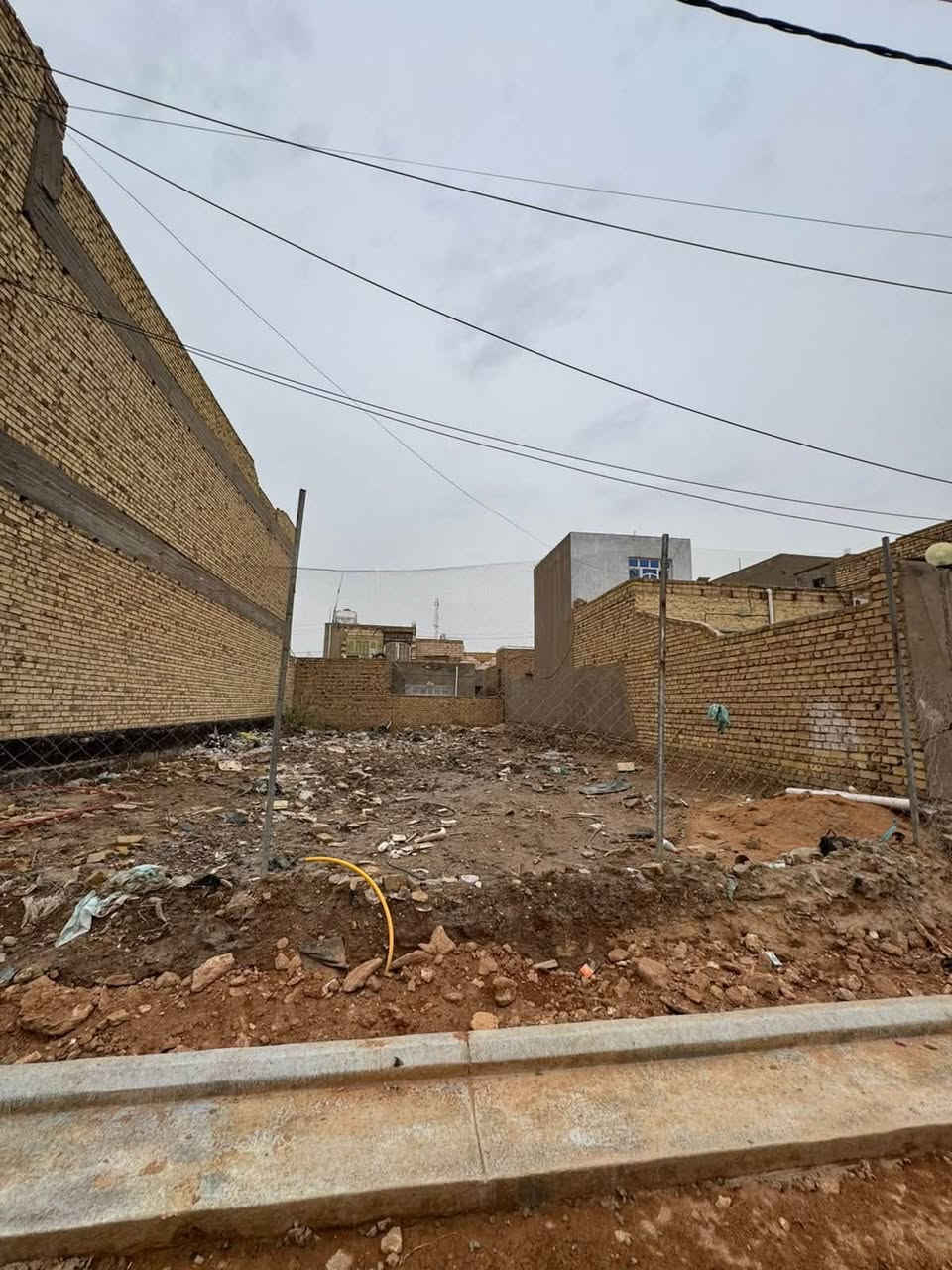 فرصة استثمارية وسكنية في الديوانية - حي الزهراء.. الأرض التي تبحث عنها جاهزة للبناء!

إذا كنت تخطط لبناء بيت العمر أو تبحث عن استثمار آمن ومضمون يرتفع سعره قريباً، فهذه فرصتك.

 الموقع المميز: الديوانية - حي الزهراء (المنطقة الواقعة خلف جامع أهل البيت) - موقع هادئ، راقٍ، وقريب من الخدمات الأساسية.

تبعد 1 كليو متر عن شارع الاسكان العام

 المساحة: 200 متر مربع (واجهة وأبعاد ممتازة لاستغلال كل شبر في التصميم).

 بنية تحتية كاملة وجاهزة:

المنطقة مخدومة بالكامل ولن تحتاج لانتظار المشاريع:

 شبكة إسالة ماء صافي.

 منظومة مجاري متكاملة وأرصفة.

 كابل ضوئي (إنترنت فائق السرعة واصل للمنطقة).

 ميزة إضافية: أعمال التبليط قريبة جداً (اشتري الآن بالسعر الحالي قبل الارتفاع المتوقع بعد التبليط!).

 السعر: 90 مليون دينار عراقي (وبي مجال بعد المعاينة).

       بالامكان بيع نصف 

 للتواصل المباشر والاستفسار (اتصال أو واتساب):

 ***********

 ***********

أو يمكنك مراسلتنا مباشرة عبر رسائل الصفحة.

[#عقارات_الديوانية](https://www.facebook.com/hashtag/%D8%B9%D9%82%D8%A7%D8%B1%D8%A7%D8%AA_%D8%A7%D9%84%D8%AF%D9%8A%D9%88%D8%A7%D9%86%D9%8A%D8%A9?__cft__[0]=AZbiRnX_TE29guc7xMUXI-zDlG6__MmLY_YscRUu03aZwM5Pm1vxOzQD6EkjIRjIBdN6GkrdyI0tX4QBoWq9_86djYez_77SP14VUTgD0ld5l0pWhx8hBcehdLBPD3uAzDaFWmowSwYdd2XmIld6I_WVVZYeFxFypL-UnfmewHXnnA&__tn__=*NK-R) [#حي_الزهراء](https://www.facebook.com/hashtag/%D8%AD%D9%8A_%D8%A7%D9%84%D8%B2%D9%87%D8%B1%D8%A7%D8%A1?__cft__[0]=AZbiRnX_TE29guc7xMUXI-zDlG6__MmLY_YscRUu03aZwM5Pm1vxOzQD6EkjIRjIBdN6GkrdyI0tX4QBoWq9_86djYez_77SP14VUTgD0ld5l0pWhx8hBcehdLBPD3uAzDaFWmowSwYdd2XmIld6I_WVVZYeFxFypL-UnfmewHXnnA&__tn__=*NK-R) [#أرض_للبيع](https://www.facebook.com/hashtag/%D8%A3%D8%B1%D8%B6_%D9%84%D9%84%D8%A8%D9%8A%D8%B9?__cft__[0]=AZbiRnX_TE29guc7xMUXI-zDlG6__MmLY_YscRUu03aZwM5Pm1vxOzQD6EkjIRjIBdN6GkrdyI0tX4QBoWq9_86djYez_77SP14VUTgD0ld5l0pWhx8hBcehdLBPD3uAzDaFWmowSwYdd2XmIld6I_WVVZYeFxFypL-UnfmewHXnnA&__tn__=*NK-R) [#استثمار_عقاري](https://www.facebook.com/hashtag/%D8%A7%D8%B3%D8%AA%D8%AB%D9%85%D8%A7%D8%B1_%D8%B9%D9%82%D8%A7%D8%B1%D9%8A?__cft__[0]=AZbiRnX_TE29guc7xMUXI-zDlG6__MmLY_YscRUu03aZwM5Pm1vxOzQD6EkjIRjIBdN6GkrdyI0tX4QBoWq9_86djYez_77SP14VUTgD0ld5l0pWhx8hBcehdLBPD3uAzDaFWmowSwYdd2XmIld6I_WVVZYeFxFypL-UnfmewHXnnA&__tn__=*NK-R) [#عقارات_العراق](https://www.facebook.com/hashtag/%D8%B9%D9%82%D8%A7%D8%B1%D8%A7%D8%AA_%D8%A7%D9%84%D8%B9%D8%B1%D8%A7%D9%82?__cft__[0]=AZbiRnX_TE29guc7xMUXI-zDlG6__MmLY_YscRUu03aZwM5Pm1vxOzQD6EkjIRjIBdN6GkrdyI0tX4QBoWq9_86djYez_77SP14VUTgD0ld5l0pWhx8hBcehdLBPD3uAzDaFWmowSwYdd2XmIld6I_WVVZYeFxFypL-UnfmewHXnnA&__tn__=*NK-R)
