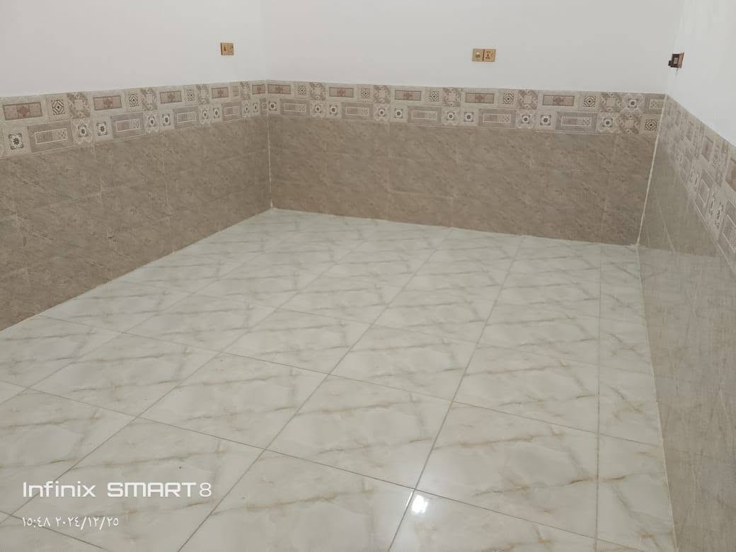 سلام عليكم
دار للبيع التفاصيل داخل الصور
***********

نص مكتوب في الصور:
- بيت للبيع طابو صرف بإسمي 100 متر طابق ونص طابوق جمهوري صب مسلح يحتوي على غرفتين واستقبال وصاله ومطبخ وصحيات 2 منطقة حلوة وامان وخدمات متوفره ماء وكهرباء ومولد ومدارس ومحلات وانترنت ضوئي المنطقه نقصهه فقط تبليط وعن قريب تتبلط ، الامن الداخلي الجمعية الثانية قطاع 28 قريب شارع الضغط السعر 100 وبي مجال بسيط
- Infinix SMART 8
- ١٤:٢٠ ٢٠٢٤/١٢/٢٨
- ١٥:٤٨ ٢٠٢٤/١٢/٢٥
- ١٦:٠٦ ٢٠٢٤/١٢/٢٥
- ١٥:٥٠ ٢٠٢٤/١٢/٢٥
- ١٦:٠٧ ٢٠٢٤/١٢/٢٥
- SMART 8
- ٢٠٢٤/٢
