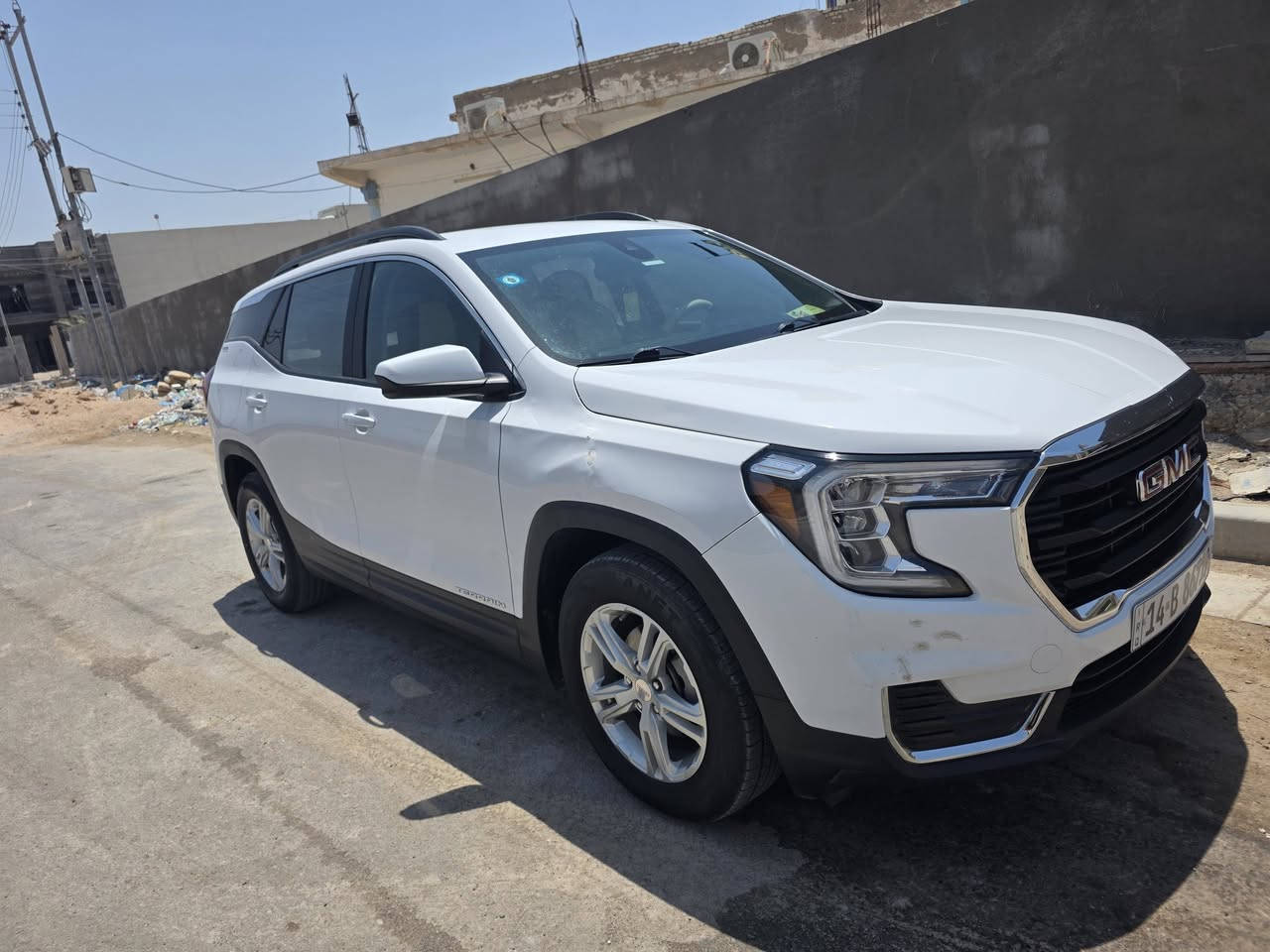 🚨 للبيع GMC Terrain SLE 2022 🚨
سيارة جاهزة ومابيها اي نقص ، وعلى الفحص.

━━━━━━━━━━━━━━━━━━

🚘 معلومات السيارة:

1️⃣ النوع: GMC Terrain
2️⃣ الموديل: 2022
3️⃣ الفئة: SLE
4️⃣ المحرك:1.5 Turbo   / سلندر 4
5️⃣ القوة: 170 حصان
6️⃣ ناقل الحركة: أوتوماتيك 9 سرعات
7️⃣ الدفع: أمامي FWD
8️⃣ اللون: أبيض 🤍
9️⃣ الممشى: 107,000 كم وقابل للزيادة
🔟 التشغيل: تشغيل عن بُعد 🔑
1️⃣1️⃣ المنشأ: مستورد أمريكي 🇺🇸

━━━━━━━━━━━━━━━━━━

⭐ المواصفات والتجهيزات:

🔹 شاشة لمس
🔹 Android Auto
🔹 Bluetooth
🔹 كاميرا خلفية
🔹 مثبت سرعة
🔹 دخول بدون مفتاح
🔹 إضاءة LED
🔹 تحذير الاصطدام الأمامي
🔹 فرملة طوارئ أوتوماتيكية
🔹 المحافظة على المسار
🔹 تحذير مغادرة المسار
🔹 نظام صوتي
🔹 Wi-Fi Hotspot
🔹 مقاعد خلفية قابلة للطي
🔹 مساحة تحميل ممتازة

━━━━━━━━━━━━━━━━━━

🔍 حالة السيارة والملاحظات:

⚠️ السيارة بيها طختين بسيطات فقط:

🔸 الأولى: بالجاملغ الأمامي، جهة الراكب.
🔸 الثانية: طخة بسيطة بباب الراكب الخلفي.

📸 أماكن الطخات واضحة بالصور، ورقم الشاصي موجود بالصور.

━━━━━━━━━━━━━━━━━━

💰 السعر المطلوب: 160 ورقة

📍 الموقع: البصرة / الدير / النشوة

📞 للتواصل:  ***********
