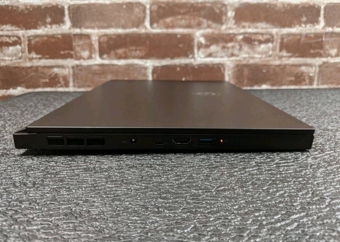 لابتوب العاب جيمنك: MSI Stealth GS66  
​المعالج (CPU): Intel Core i7-10750H (الجيل  العاشر، بقوة وكفاءة عالية جداً للألعاب والتطبيقات الثقيلة).
​الذاكرة العشوائية (RAM): 16 جيجابايت.  
​التخزين (Storage): قرص تخزين سريع جداً من نوع NVMe SSD.  حجم 500
​الشاشة (Display): شاشة فائقة السرعة بمعدل تحديث 240Hz Ultra Fast، تمنحك سلاسة فائقة في الحركة والألعاب.  
​كرت الشاشة (GPU): NVIDIA GeForce RTX (2070 8g super max q)
​نظام التبريد: نظام تبريد متطور وفعال Cooler Boost Trinity+ للحفاظ على حرارة مستقرة أثناء الضغط العالي.  
​البطارية: بطارية ضخمة بسعة 99.9 واط/ساعة
شنو الحالة العامة للجهاز هسه؟ بيه أي خدوش، ضربات، أو مشاكل مخفية غير اللي مبينة بالصور؟: 
نظافة فول
شكد صحة البطارية تقريباً؟ وتشتغل تقريباً شكد على الاستخدام العادي؟: 
صحتها 91%
الموقع بغداد ولايوجد لدي توصيل 
