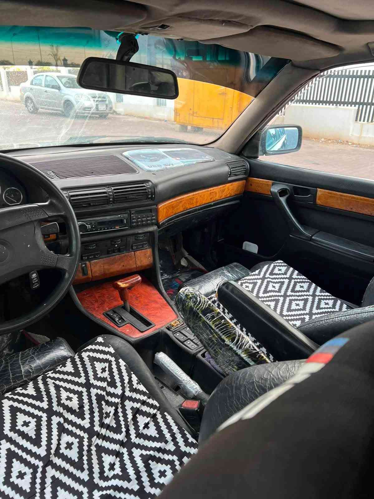 740iA V8 • موديل ٩٢ • رقم شمالي