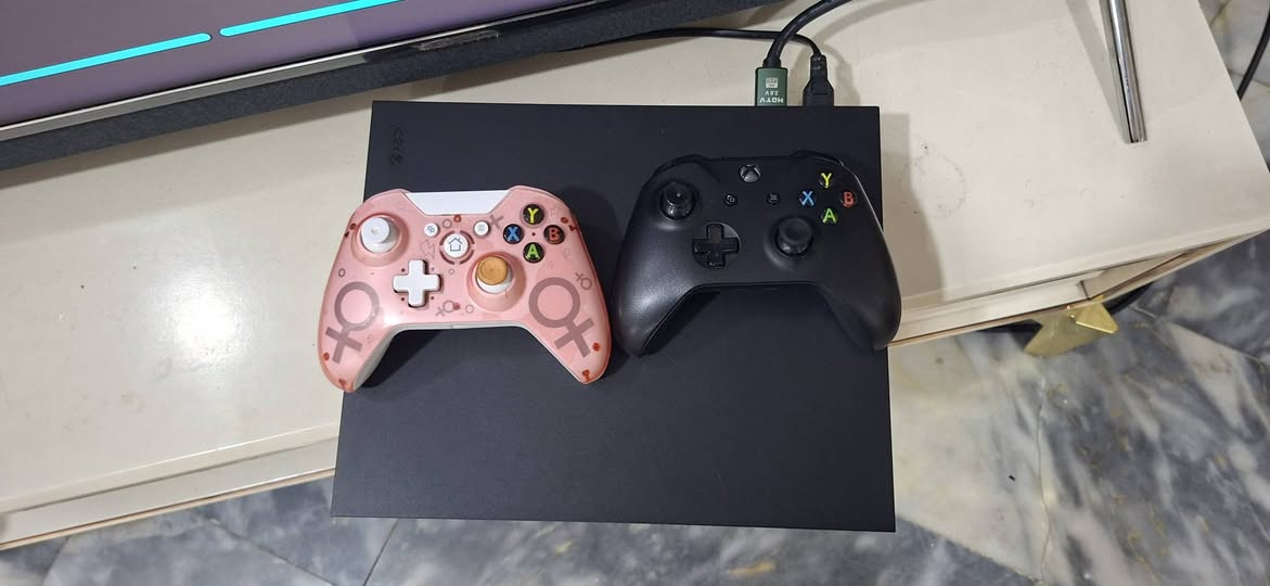 ​الجهاز: إكس بوكس وان إكس (Xbox One X) بحالة ممتازة (نظيف لوك ستيكر، غير مفتوح).
الذاكرة: 1 تيرابايت (1TB).

​الملحقات والألعاب: يحتوي على لعبة Mortal Kombat X (منزلة ومجانية/محملة جاهزة).

​السعر: 250 ألف دينار عراقي (وبيه مجال للمشتري الجاد).

​الموقع: بغداد - مدينة الصدر.

​للتواصل والاتصال: ***********

​بالتوفيق في البيعة!
