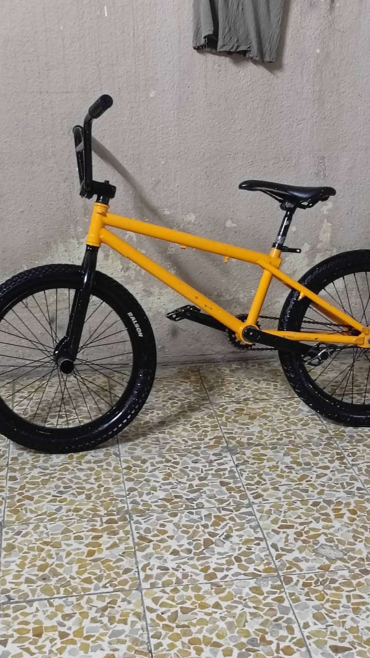 بايسكل للبيع BMX ملاحظة: البايسكل مصبوغ حراري اصلي اصفر نضافة ٩٠٪ مكاني موصل الأيسر حي صدام
