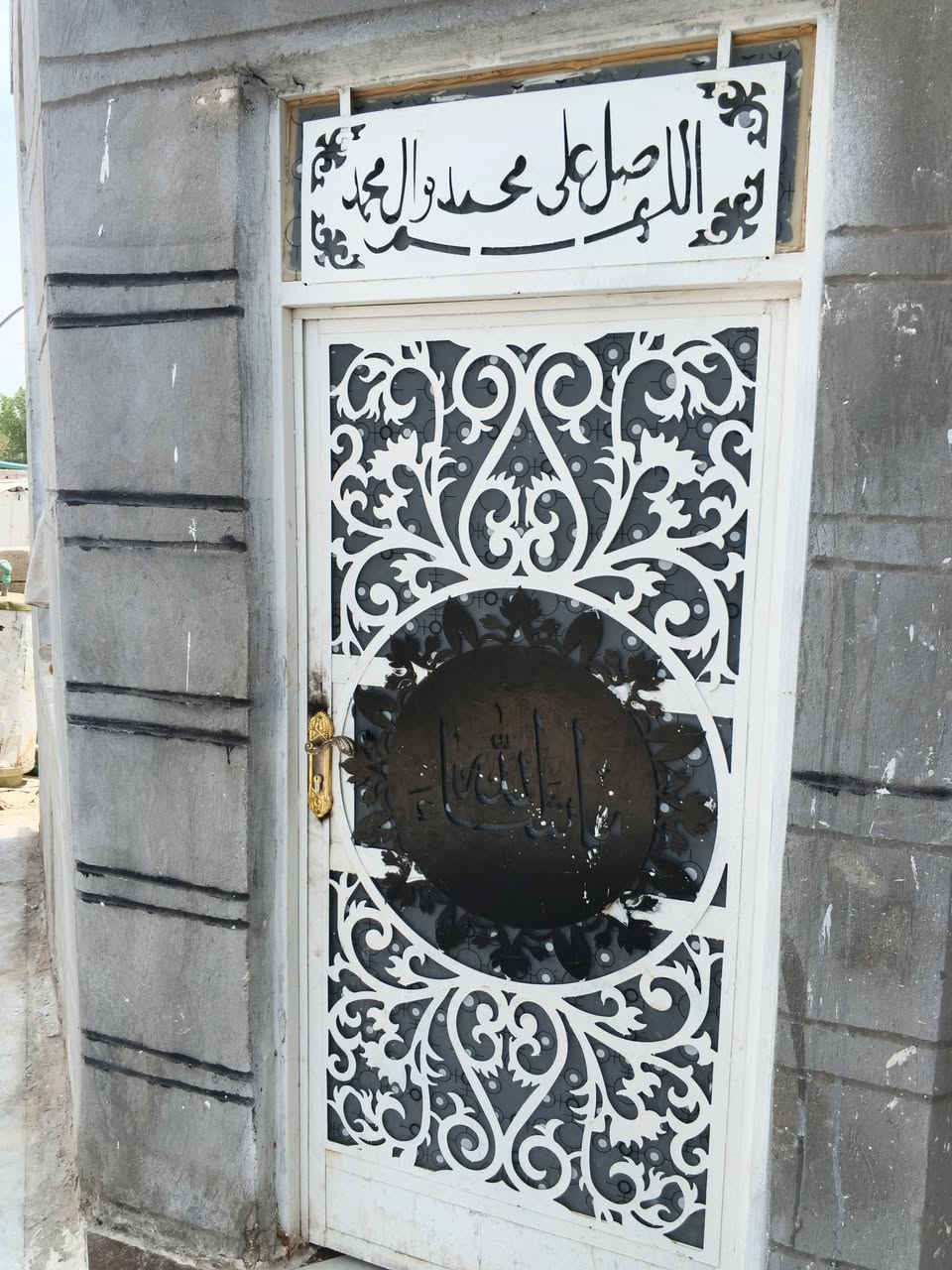 صبغ و تنظيف جميع الشبابيك والابواب والبيوت للاستفسار واتساب ***********
