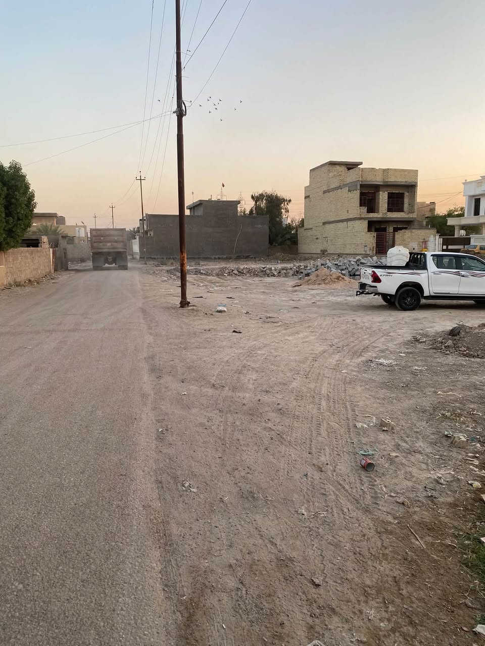 السلام عليكم قطع ارض للبيع منطقة الكرغولية جسر ديالى الجديد وره جامع الإمام علي 200 متر و160 متر ماء كهرباء تبليط كلة واصل قرار 25 محكمة المدائن 
الاتصال على الرقم ***********
