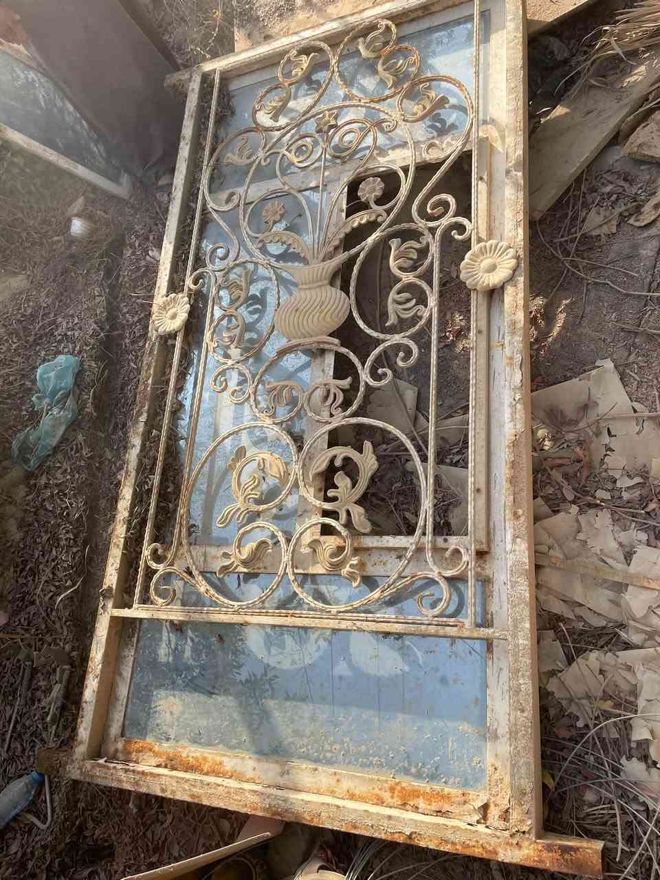 للبيع فرده باب حديد جاهزه فقط شد سعر 30الف + شباك حديد جاهز هوه والجام ماناقصه ايشي سعر 30الف + قفص طيور حجم كبير متر بارتفاع متر سعر 20الف
