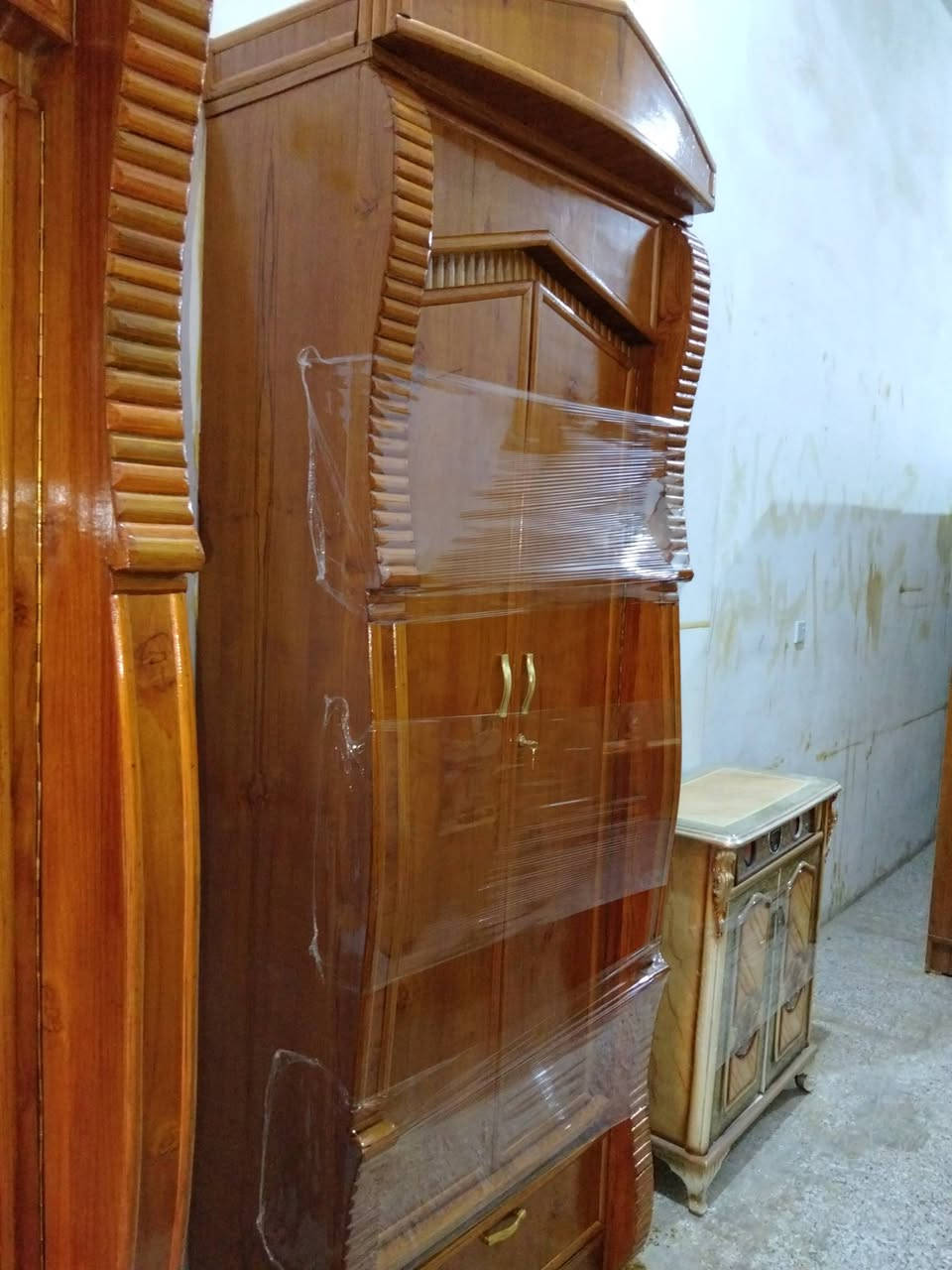 السلام عليكم غرفة للبيع 6باب طابقين صاج داخل خارج حطاطه توصاه غرفه فول ضخامه نظيفه السعر 850 الف وبيه مجال العنوان كاطون الرازي شارع ابو رباح قرب جامع أسماء الله الحسنى مزاد ابو كرار الغريباوي ***********
