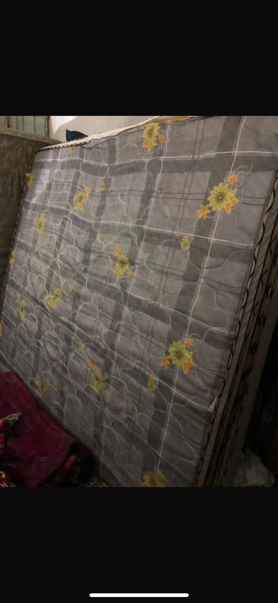 دوشك نفرين بعده جديد 100 بي مجال 
دوشك نفر ونص مستعمل اصلي 60 الف 
الزعفرانية/ ***********

