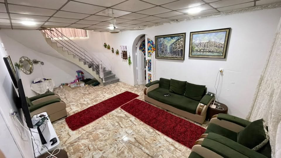 عندي بيت للبيع ب قطاع السادس بناء حديث طابق ونص مساحته 360 .. بي مجال السعر ..
للأتصال : ***********
