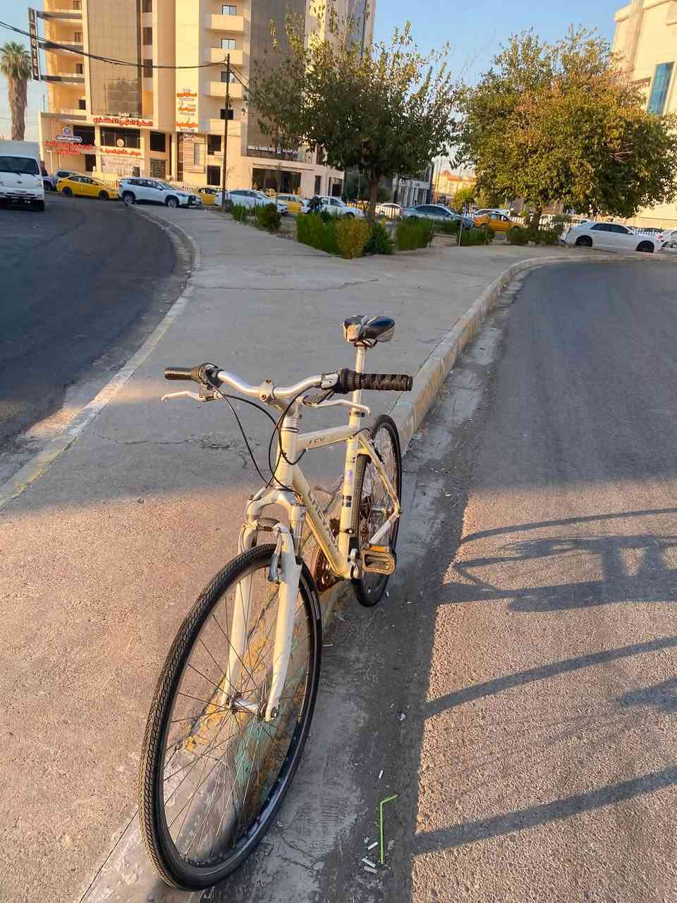 بايسكل للبيع
البايسكل نضيف الله شاهد 
وكلو شغال 
البايسكل كامل كلشي ما يحتاجلو 
السعر خاص او عل رقم 
***********
