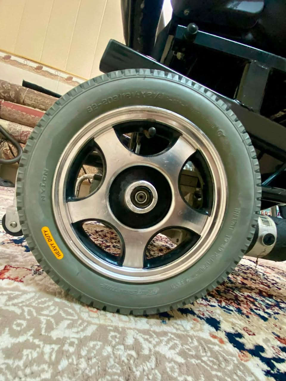 کورسی کارەبایی
زۆر پاك و کەم بەکارهاتووە
پاتری تازەی بۆ دانراوە
٥٠٠ هەزار
***********
