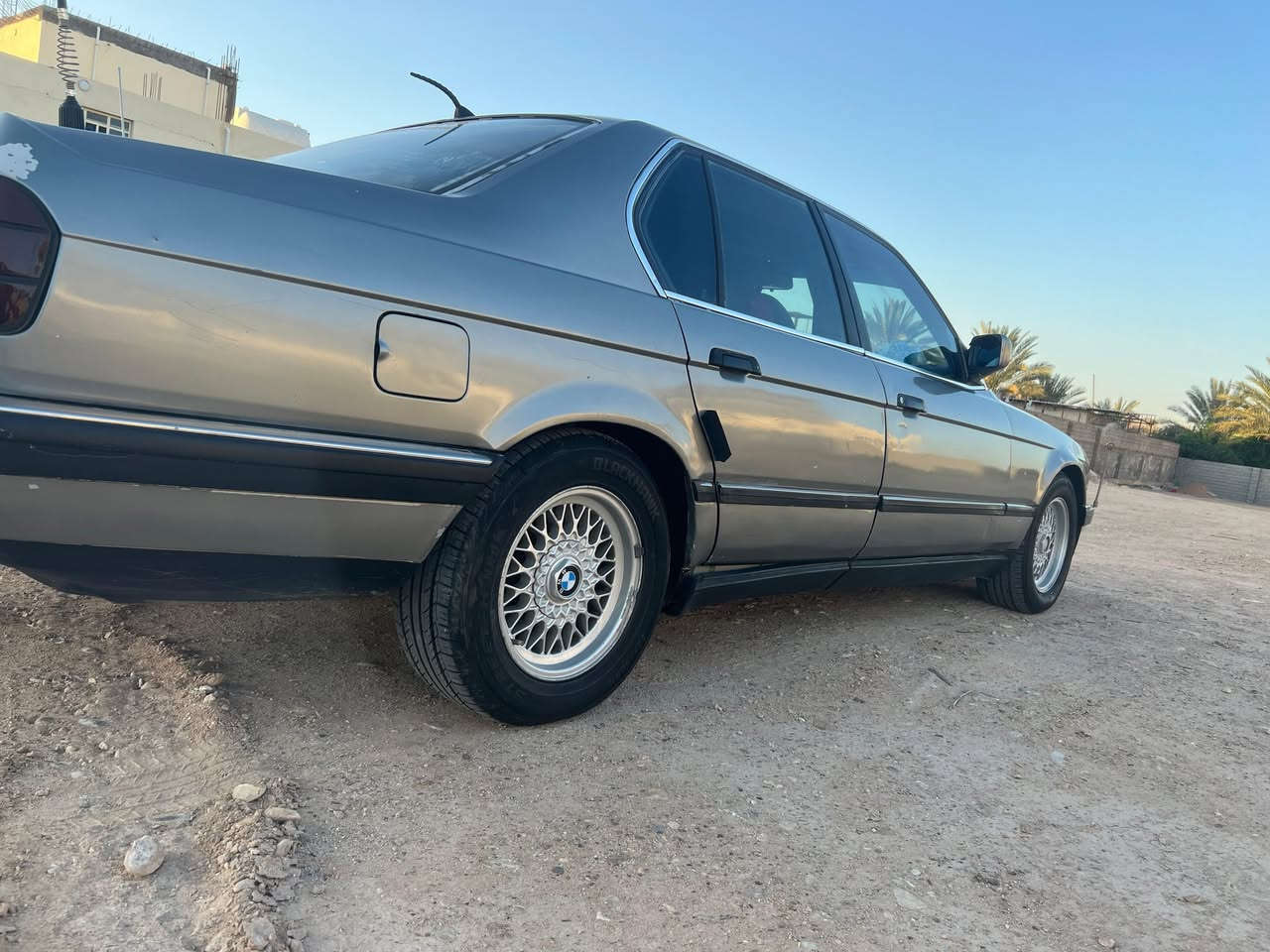 السلام عليكم 
 BMW 735 
سته سلندر 
لون رصاصي 
كشنات كهربائية 
كير محرك شغال 
صدر خلفي امامي جديد 
تخم تايرات جديد 
مكانها القائم 
للبيع سعر خاص 
 ***********
***********

