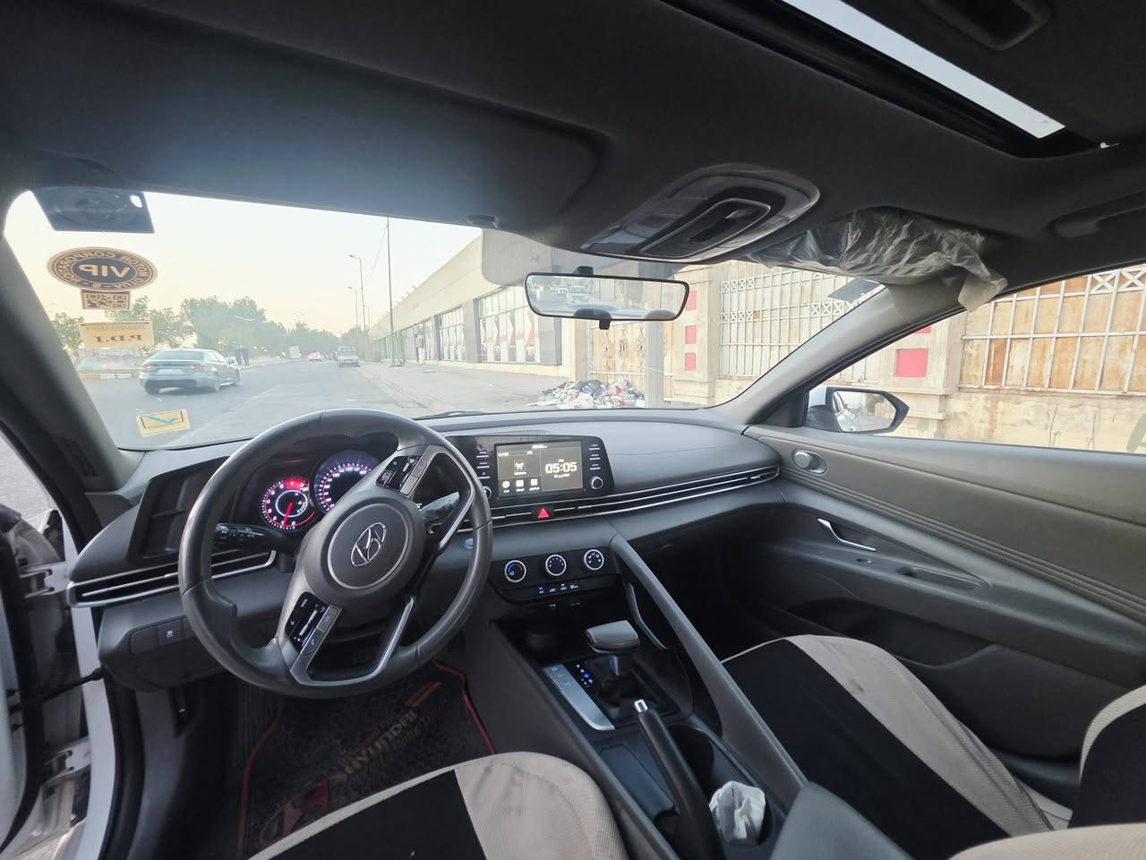 النترا ELANTRA 
2023 
خليجي
المسافة المقطوعة : 72.000KM 
فتحة 
حساسات 
مري شفط 
تبريد قطعتين
مكينة 2.0 دوش المرغوب 
سيارة بدون صبغ بدون بارد 
بيه ملاحظات بسيطة
صدر جديد وتخم تايرات جديدة
العنوان بغداد   حي الحسين
رقم الهاتف : ***********
السعر : ١٥٢ وبي مجال
