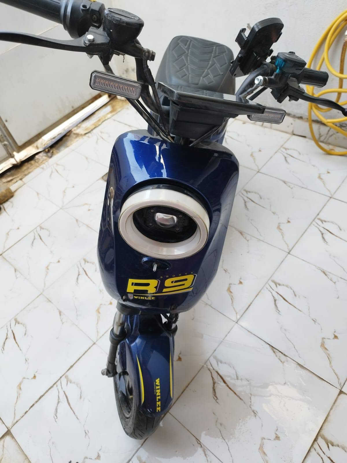 ​للبيع: دراجة شحن كهربائية موديل R9 WINLEE
الموديل: R9 (شركة WINLEE)  
​اللون: نيلي مميز مع خطوط صفراء  
​الحالة: ممتازة وجاهزة للاستخدام  
​أبرز المواصفات والمميزات:
​لايت أمامي دائري كبير متطور مع إضاءة إشارة حديثة  
​شاشة إلكترونية/عداد إلكتروني لعرض التفاصيل  
​حامل موبايل مثبت على المقود  
​مقعدين (مقعد رئيسي + مقعد خلفي) بتصميم مريح  
​ممتصات صدمات (دبلات) خلفية قوية  
​نظام فرامل هيدروليك (دسك) أمامي وخلفي  
​مساحة واسعة للقدمين مع جيب تخزين أمامي  
​السعر: 450 ألف (وبيه مجال للشراي الجاد) للتواصل ***********
