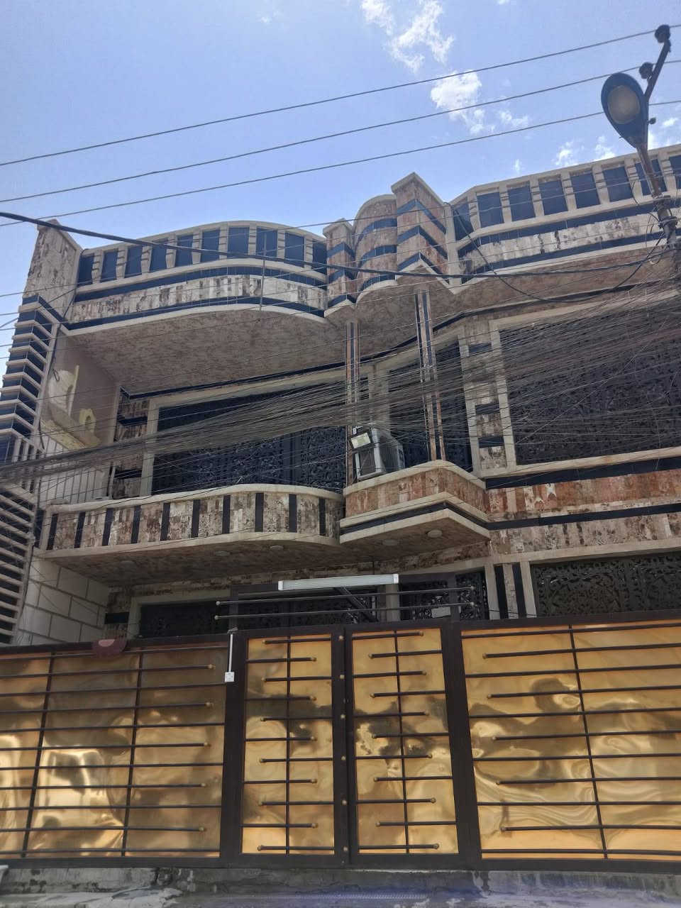 بيت( 100م) مربع 
بيت كامل مكمل اي نقص مابيه بناء حديث طابوك بلكامل 
تصميم يخبل داخل وخارج 
الطابق الارضي 
استقبال 
مطبخ 
حولي 
غرفة نوم 
حمام 
ترك 
الطابق الثاني بيه 3 غرف نوم (العنوان) الزعفرانية منطقة حجي جعفر *********** (السعر 180مليون ) وبيه مجال
