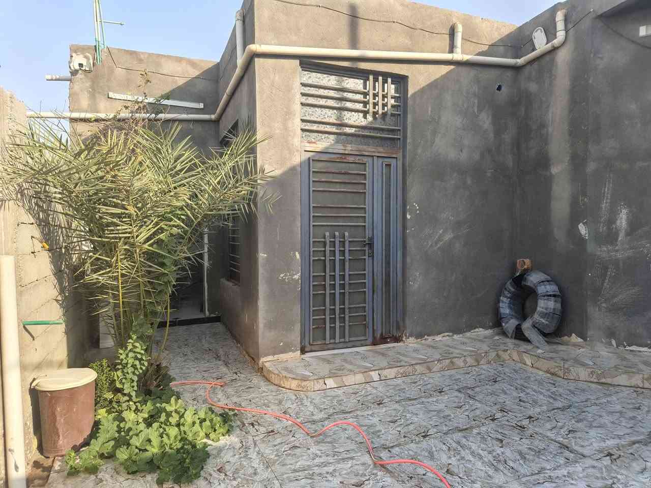 بيت زراعي للبيع مساحه 200 + قطعه مساحه 200 
لبيت يحتوي ع غرفتين وصاله وديوانيه ومطبخ وصحيات وساحه وحديقه لبيت بناء جديد طريق سوق الشيوخ فضليه شارع مشتل زهور سعر مناسب 53 وبي مجال ***********
