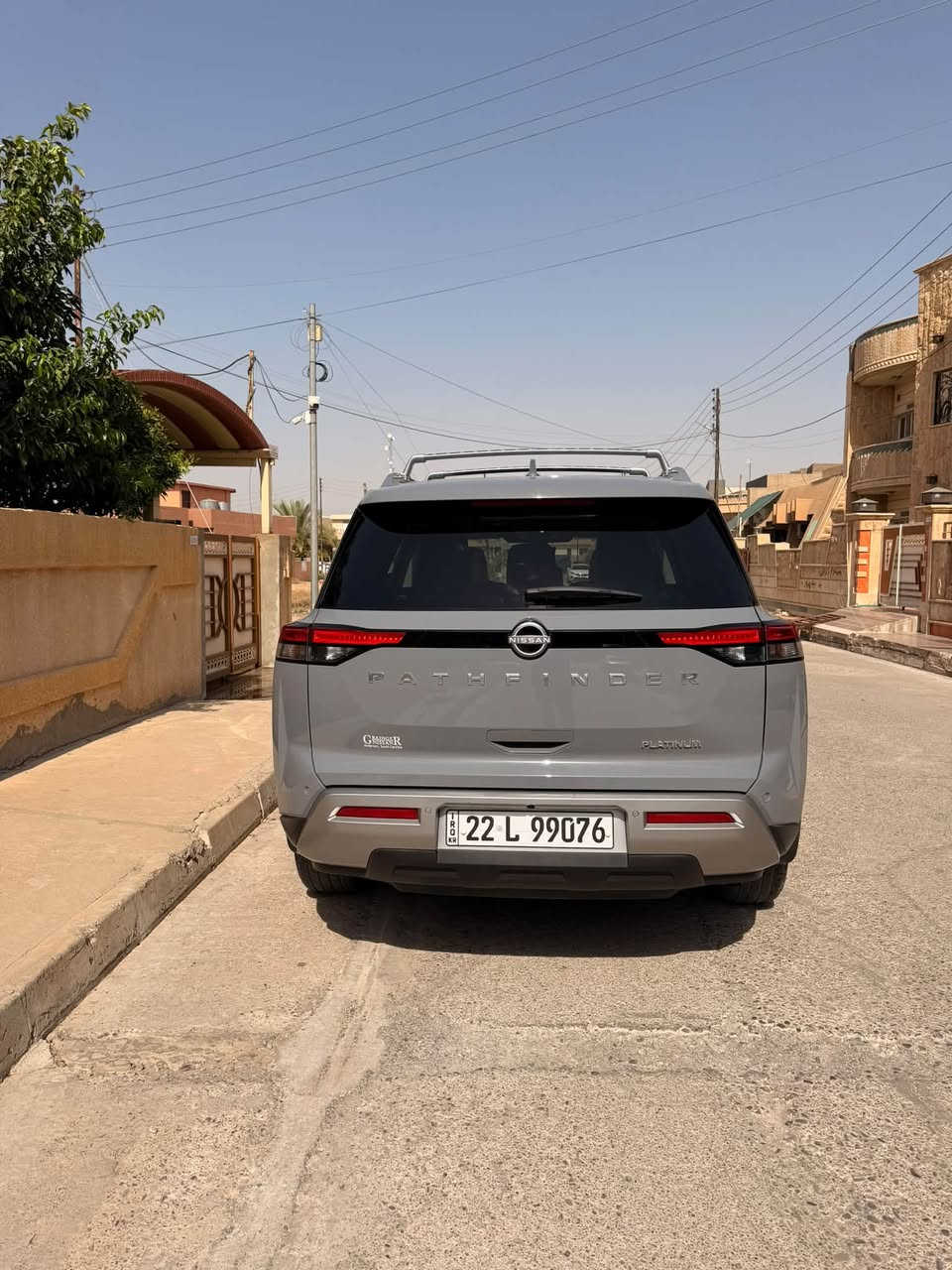 السلام عليكم
Nissan pathfinder platinum 2024

اللون : سمنتي 

الحادث : قطعة واحدة بونيد مبدل نفس اللون من الشركة فقط بدون ارباك ، بدون صبغ ، بدون 

عدد الاميال : 21000 kilometers

المكان : اربيل / الموصل

المحرك : cylinders 6  3.5 L

المواصفات : 

* قوة 284 حصان / عزم دوران 259 رطل-قدم

* ناقل حركة أوتوماتيكي 9 سرعات

* نظام المساعدة على صعود المرتفعات

* عجلات ألمنيوم رياضية قياس 20 بوصة بتشطيب آلي

* إطارات لجميع المواسم بمقاس P255/50R20

* فتحة سقف بانورامية

* باب خلفي كهربائي يعمل بدون استخدام اليدين مع مستشعر للحركة

* مرايا خارجية قابلة للطي كهربائياً

* مرايا خارجية قابلة للإمالة إلى الأسفل عند الرجوع للخلف

* تطعيمات جانبية خارجية من الكروم

* ماسحات زجاج أمامي مستشعرة للمطر

* مصابيح أمامية LED مع مصابيح نهارية LED

* مصابيح أمامية ذكية تعمل تلقائياً

* مقاعد أمامية مدفأة ومهوّاة

* مقاعد الصف الثاني الخارجية مدفأة

* عمود توجيه قابل للتعديل كهربائياً في الارتفاع والعمق

* ذاكرة لوضعية:

    * مقعد السائق

    * عجلة القيادة

    * المرايا الخارجية

* إضاءة داخلية محيطية

* لوحة عدادات رقمية بالكامل قياس 12.3 بوصة

* شاشة عرض المعلومات على الزجاج الأمامي (Head-Up Display)

* شاشة NissanConnect تعمل باللمس قياس 9 بوصات

* نظام ملاحة مدمج مع خدمة المعلومات المرورية المميزة

* Apple CarPlay لاسلكي

* Android Auto

* شاحن لاسلكي للهاتف

* نظام صوتي فاخر من Bose

* نظام صوتي مكوّن من 13 مكبراً، بما في ذلك مكبرا صوت مزدوجا المحرك

* 4 منافذ USB-A + منفذا USB-C

* نقطة اتصال Wi-Fi

* نظام ProPILOT Assist مع Navi-link

* نظام تثبيت السرعة الذكي

* نظام التحذير الذكي من الاصطدام الأمامي

* نظام الكبح التلقائي في حالات الطوارئ مع اكتشاف المشاة

* نظام التدخل الذكي للمحافظة على المسار

* نظام التدخل الذكي في النقطة العمياء

* نظام التحذير من النقطة العمياء

* نظام التنبيه من حركة المرور الخلفية

* شاشة الرؤية الشاملة الذكية (كاميرا 360 درجة)

* حساسات ركن أمامية وخلفية

* نظام الكبح التلقائي عند الرجوع للخلف

* نظام التعرف على إشارات المرور

* نظام المساعدة على الضوء العالي

* نظام التنبيه الذكي للسائق

* نظام تثبيت المكابح تلقائياً عند التوقف (Automatic Brake Hold)

* نظام التحكم في تمايل المقطورة

* مصابيح ضباب
رقم الشاصي : 5N1DR3DG0RC254783
رقم التواصل : *********** 

السعر : 345$ وبيها مجال للجادين
