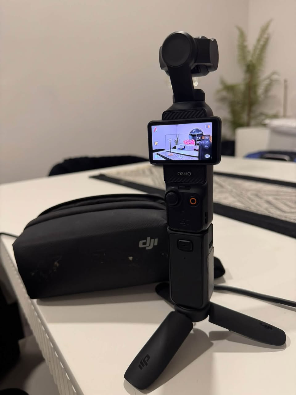 📸 للبيع DJI Osmo Pocket 3 — نظافة تامة وحالة زيرو

إذا تبحث عن كاميرا صغيرة بالحجم وكبيرة بالأداء، هاي الـ DJI Osmo Pocket 3 خيار ممتاز لصناع المحتوى والڤلوغات والتصوير اليومي.

✨ المواصفات:
• مستشعر كبير 1 بوصة لجودة ممتازة خصوصًا بالإضاءة الضعيفة
• تصوير 4K / 60fps
• تصوير 4K / 120fps للـ Slow Motion
• شاشة OLED قياس 2 إنش قابلة للدوران للتصوير الطولي والعرضي
• مثبت ميكانيكي 3 محاور لثبات عالي أثناء الحركة
• تتبع ذكي للوجوه والأجسام ActiveTrack 6.0
• حجم جيب وسهلة الحمل، مثالية للريلز والڤلوغات والمحتوى الاحترافي

📦 الملحقات:
الحافظة الأصلية + الترايبود الصغير + التوصيلات والملحقات الظاهرة بالصور.

✅ الحالة: ممتازة جدًا، نظافة تامة وبحالة الزيرو.

📍 المكان: بغداد

📞 للتواصل: ***********
