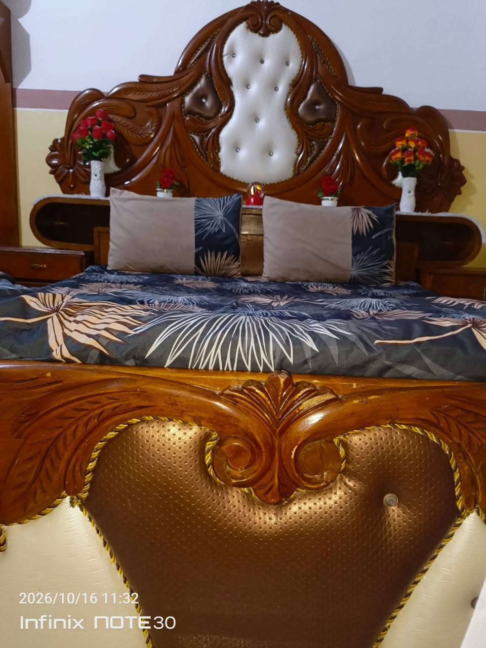 غرفة نوم • خشب صاج • بعشيقة