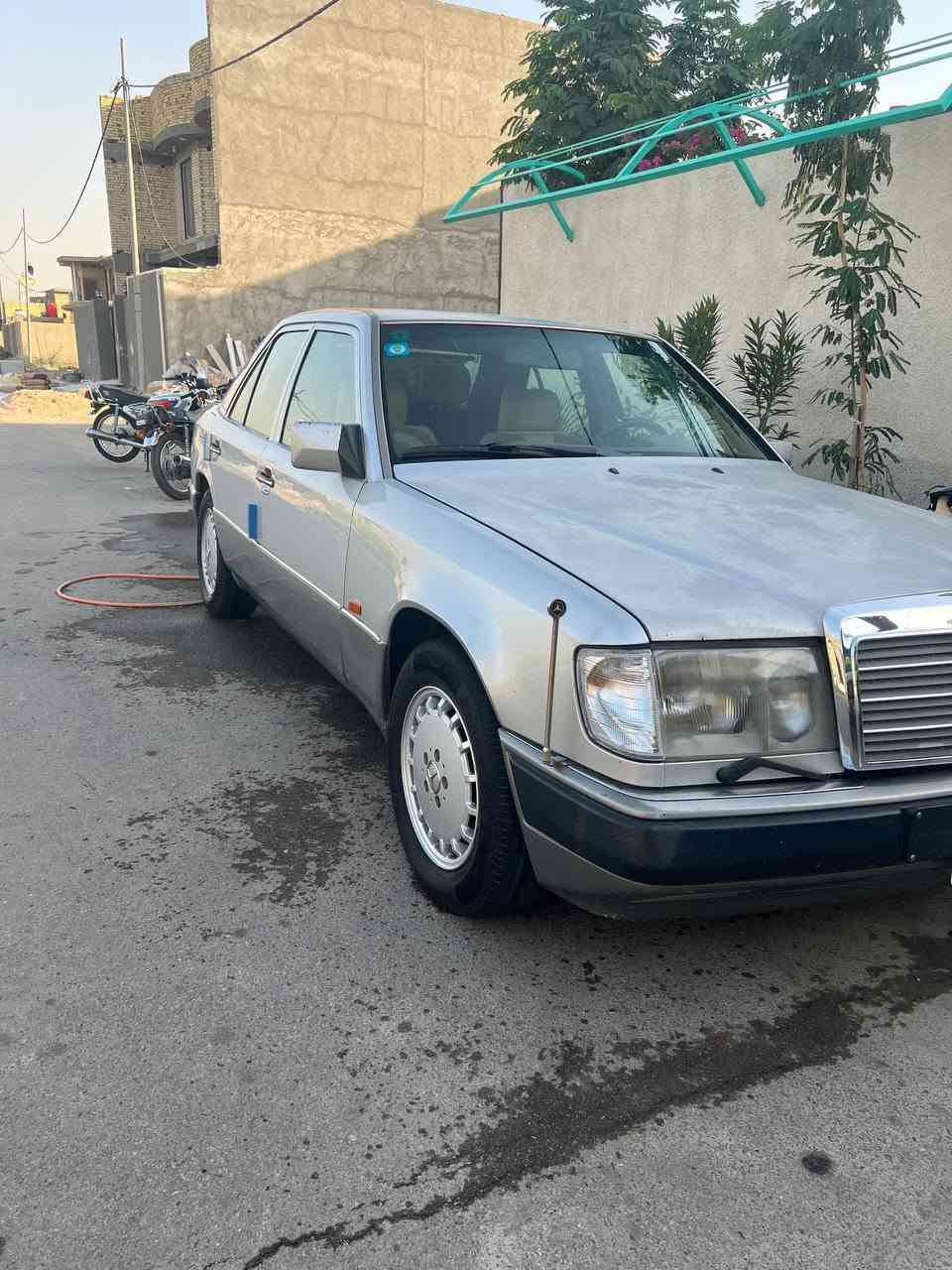 للبيع سياره مارسيدس دب موديل 1991بلادي مكفوله
مكينه بلادي 300 عنكبوت 
كهربايات سياره شغاله 
من تبريد ثلج
و سماعات ٤شغالات خلفي وامامي
دواخل بلاد نضيف 
كهربايات سياره شغالات 
سويج +بصمه 
بيبان كهربايات 
..... 
سياره باسمي ثاني يوم تحويل رقم بغداد نكليزي 
مكان سياره واسط كوت قضاء الاحرار 
لتواصل على رقم ***********
.. سعر سياره 80$

