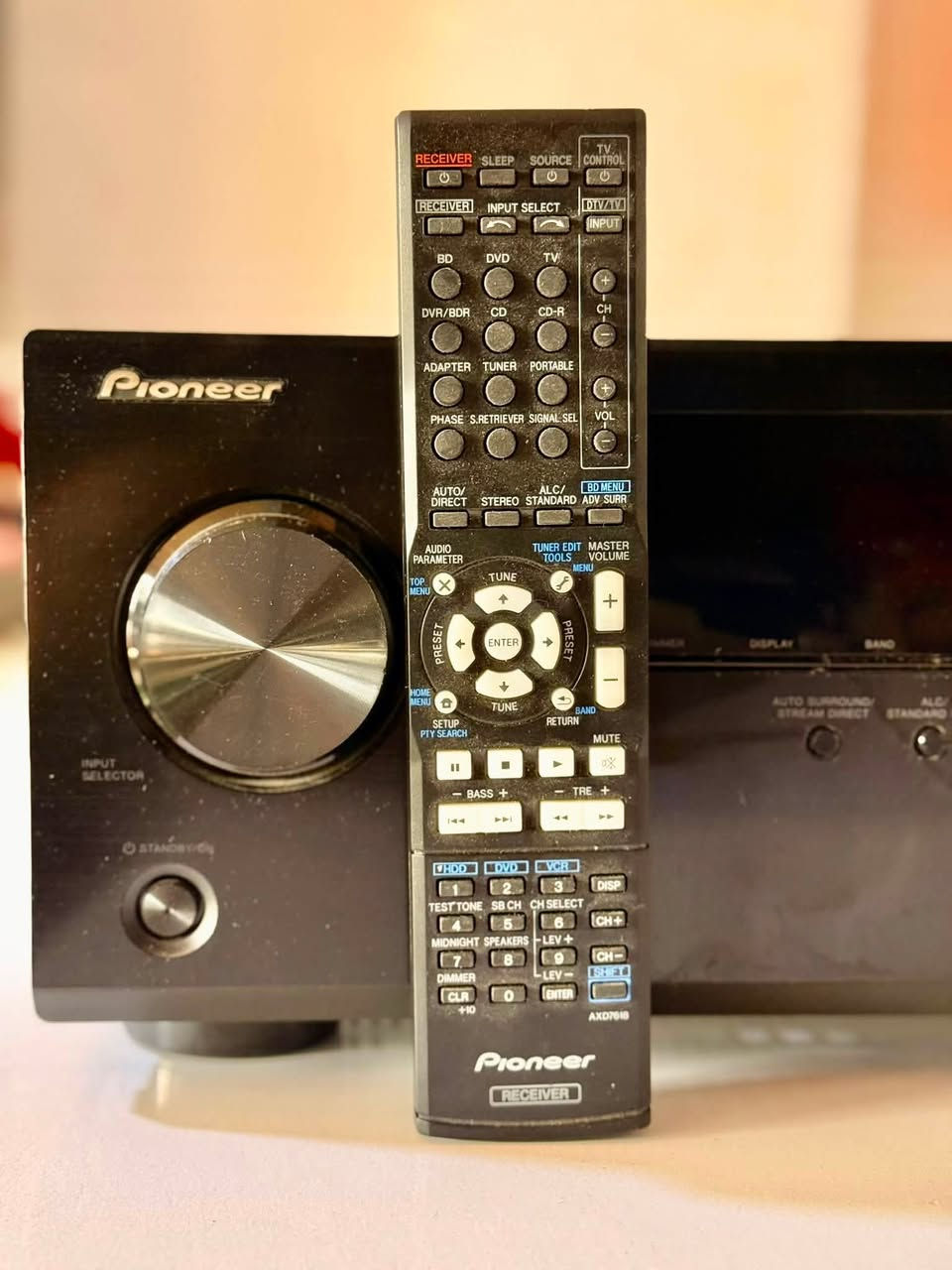 🎶 للبيع — Pioneer AV Receiver 🎶
جهاز Pioneer Receiver بحالة جيدة ونظيف، مع الريموت الأصلي.
🔹 صوت قوي وواضح
🔹 يدعم عدة مداخل ومصادر صوت
🔹 تحكم كامل من الريموت
🔹 مناسب للبيت والمسرح المنزلي
🔹 الجهاز والريموت ظاهرين بالصور
💰 السعر: 150,000 دينار عراقي فقط
📩 للجادين مراسلة خاص أو الاتصال على الرقم التالي ***********

