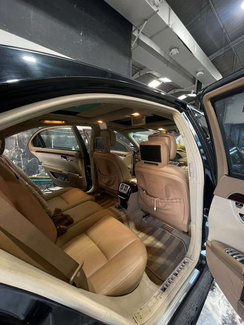 مارسيدس s500 كلاس
الموديل ٢٠٠٦ محدث ١٣
ماشية ١٣٠ كيلو متر 
الوارد خليجي 
كامل مواصفات 
باب طويل لارج + شفط
بانورما 
رادار أمامي + خلفي 
بردات خلفية 
كشنات تدفئة تبريد + خزن ذاكرة وتحكم كامل
معاملة الرقم جاهزة و للتحويل المباشر .. 

للتواصل ☎️ : *********** بغداد, العراق
