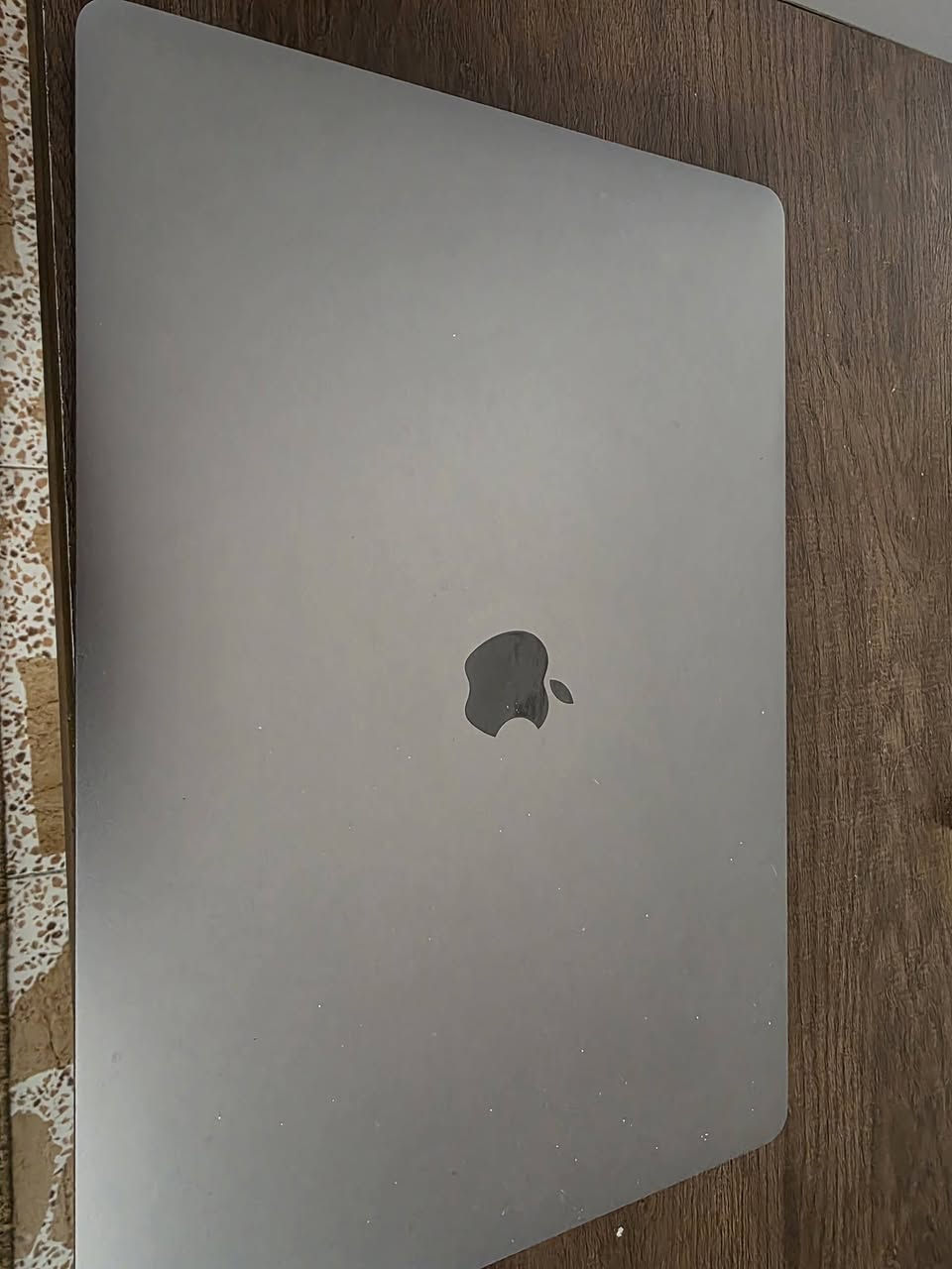 ماك بوك برو 2018 حجم 15 انج
Hard 512 SSD
RAM 16 GB 
CORE I7 
AMD Radeon Pro 555X - 4GB DDR5 + 630 Intel UHD Graphics
بطارية دورات شحن قليلة  
السعر : 650 الف 
مكاني حله مركز
***********
