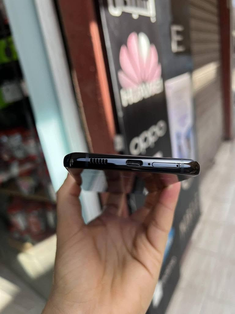 الجهاز الاصلي من سامسونج توفر 
s20 الترا
 الشاشة: Dynamic AMOLED 2X بمقاس 6.9 بوصة، بدقة QHD+ ومعدل تحديث 120Hz.
المعالج: Exynos 990 (لنسخة الشرق الأوسط) أو Snapdragon 865 (لأمريكا).
الكاميرا الخلفية (رباعية): أساسية 108 ميجابكسل + تقريب 48 ميجابكسل (زوم حتى 100x) + زاوية عريضة 12 ميجابكسل + عمق TOF 3D (تصوير فيديو 8K).
الكاميرا الأمامية: 40 ميجابكسل.
الذاكرة والتخزين: رام 12 أو 16 جيجابايت / مساحة 128 أو 512 جيجابايت (مع دعم كارت ذاكرة خارجي).
البطارية: 5000 مللي أمبير وتدعم الشحن السريع قدرة 45 واط والشحن اللاسلكي. 
السعر 340 الف
بغداد زيونه ربيعي قرب مجمع البركه 
*********** بغداد, العراق
