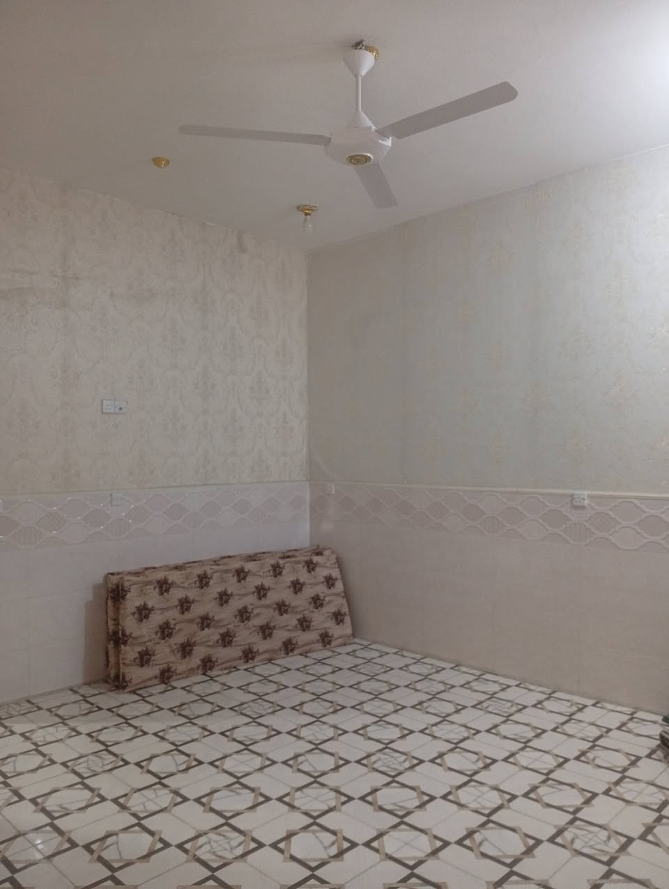 🏡 دار للبيع 
📐 المساحة : 100 م ( ركن على شارعين ) 
الوجه 7 نزال 13 
🧾زراعي سند 25 

💥 يتكون من طابق واحد 
أستقبال ، مطبخ ، صالة ، غرفة نوم 

✅خدمات كاملة 

📍الموقع : بهرز ـ حي القادسية ـ قرب اسواق صباح الدليمي 

للأستفسار : ***********

