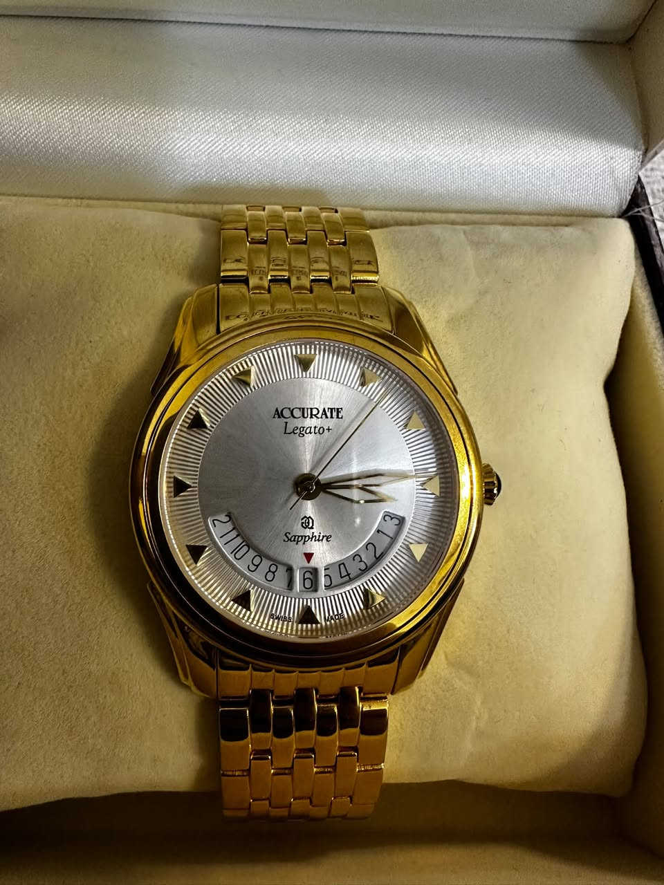 ساعة من ماركة Accurate Swiss Made،  من مجموعة Legato. مميزاتها

* لون ذهبي بالكامل (هيكل وسوار).
* قرص أبيض بتصميم كلاسيكي.
* مكتوب عليها Sapphire، وهذا يعني أن الزجاج من الكريستال الياقوتي المقاوم للخدش.
* نافذة كبيرة للتاريخ في أسفل الميناء (Big Date).
*ساعة جداً نظيفة ملبوسة ٤ او٥ لبسات 
سعره ٢٥٠ الف 
للاستفسار ***********
