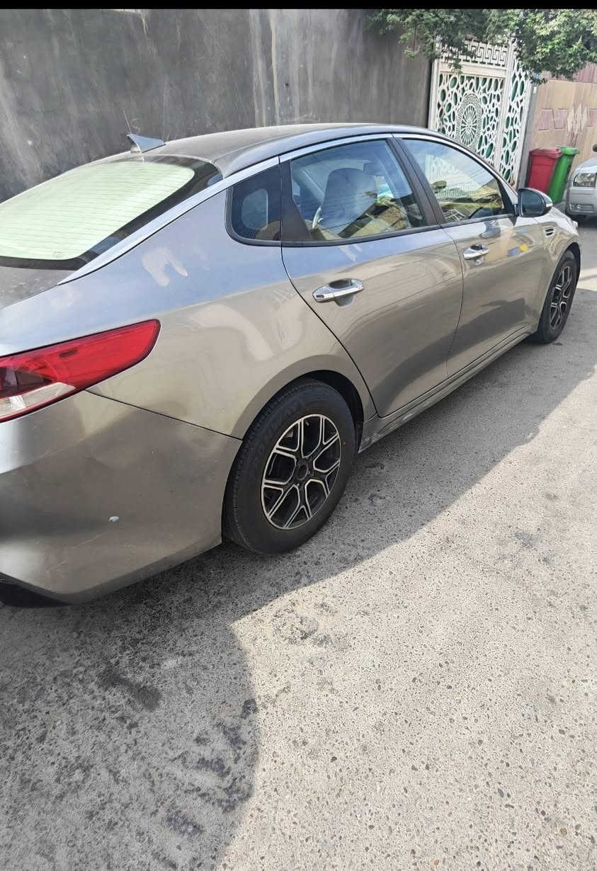 🚗 كيا أوبتيما  ورد أمريكي  (نصف فول) للبيع 🚗
​المواصفات والتفاصيل:
​النوع والموديل: كيا أوبتيما (Optima) موديل 2018.

​الفئة: نصف فول.
كير ومحرك : كفالة 
حجم المحرك:2400 GDI
​الرقم/التسجيل: البصرة (خصوصي) بأسمي 

​اللون: رصاصي 

​المقاعد والداخلية: دشبول وكشنات بحالة ممتازة.

​حالة البودي والضرر (حسب تقرير الفحص المرفق)
السعر المطلوب:
💰 125 ورقة  وبيها مجال
​للتواصل والاستفسار:
📞 رقم الهاتف: [***********] وكذلك يوجد بنفس رقم وتس اب
📍 المكان: البصرة
