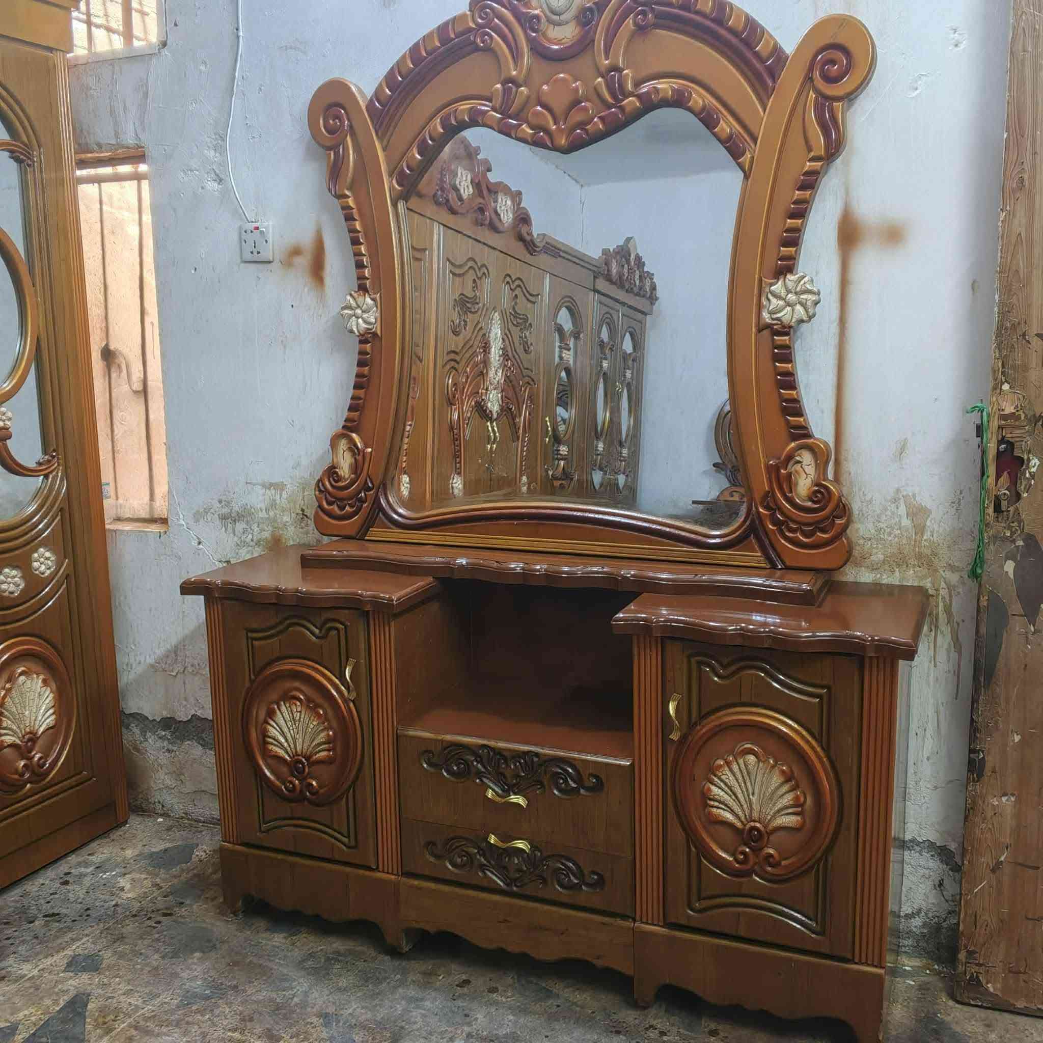 غرفة اخشاب ام السته نجاره نظيفه كلش السعر650 مكان ناصريه ***********
