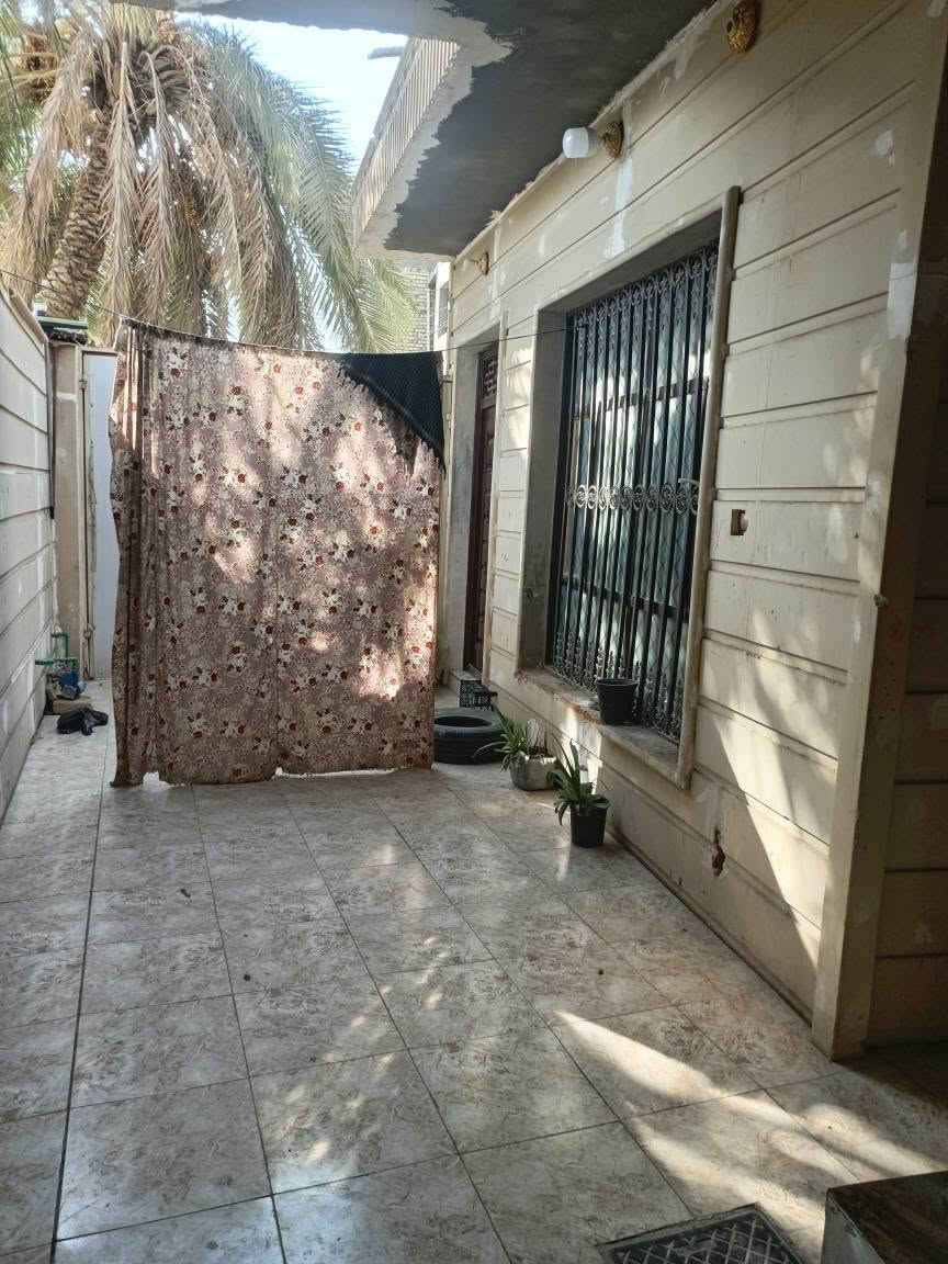 بيت للبيع ١٧٠ متر  الكوفه منطقت الكرشات خلف بستان ابو تكليف زراعي ٢٥ يتكون من خلفتين ومطبخ حار وبارد وصاله وستقبال البيت جاهز سقوف وبرسلين وسرابيم البيت كونكريت اساس وصب وبناء طابوق السعر ٦٥ وبي مجال الاستفسار النتصال عله الرقم *********** البيت قليب عله شارع المعمل مقابيل مجمعه المختار بشار الطاقه خلف المقنص بشارع فقط النجف, العراق

نص مكتوب في الصور:
- Meta AI