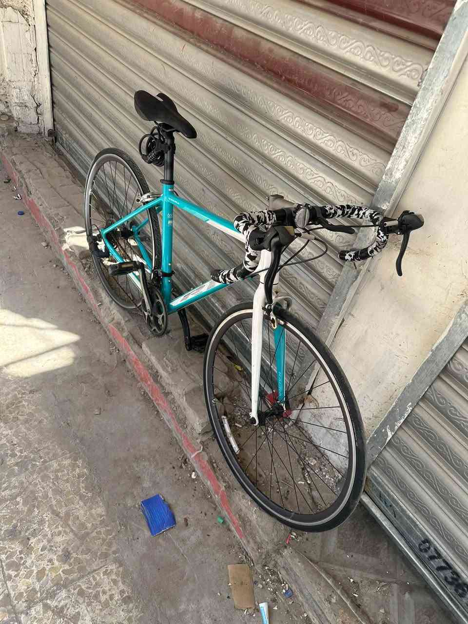 السلام عليكم جميعاً 🫰🏻♥️ …
•
•
مكلف بالنشر و البيع اقره تفاصيل المنشور

دراجة الطريق (Road bike) ماركة يابانيه للبيع
معدن الدراجة من الألمنيوم بالكامل
ابعاد الفريم : حجم 28 / قياس M 50
وزن الدراجة بالكامل : 9 كلغم
نسبه ضافتها 90‎%‎ (بيها بعض الخدوش البسيطة)

سستم الدراجة Shimano Tourney شيمانو تورني
عدد التروس او السرعات : 7/2
ويالتها المنيوم طبقتين كمبليون فتح وشد سريع

دراجة نضيفه و مرتبه فقط تحتاج تاير وجوب و تنطلق بيها

السعر المطلوب : 195 الف دينار
العنوان: بغداد / الشعب / سوق شلال / قرب مركز شرطة شارع
عدن
للاستفسار: ***********
