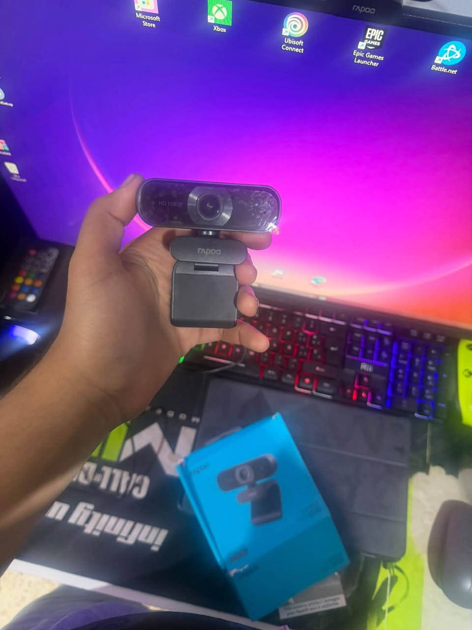 سلام عليكم   Rapoo C260 Webcam
المواصفات:

* 🔹 الموديل: Rapoo C260
* 🔹 الدقة: Full HD 1080p – 1920×1080
* 🔹 التصوير: 30 FPS
* 🔹 عدسة واسعة بزاوية تقريبًا 95°
* 🔹 ميكروفونان مدمجان مع تقليل الضوضاء
* 🔹 تصحيح إضاءة تلقائي
* 🔹 توصيل USB 2.0
* 🔹 تعمل Plug & Play بدون تعريفات
* 🔹 دوران الكاميرا 360°
* 🔹 مناسبة لـ Discord / Zoom / Teams / البث المباشر
* 🔹 متوافقة مع Windows وmacOS وغيرها
* 🔹 اللون: أسود
* 🔹 مع العلبة
السعر (50 الف)
 الموقع: بغداد الصالحيه 
رقم الهاتف:***********
اوبن بوكس الكامره جديد
