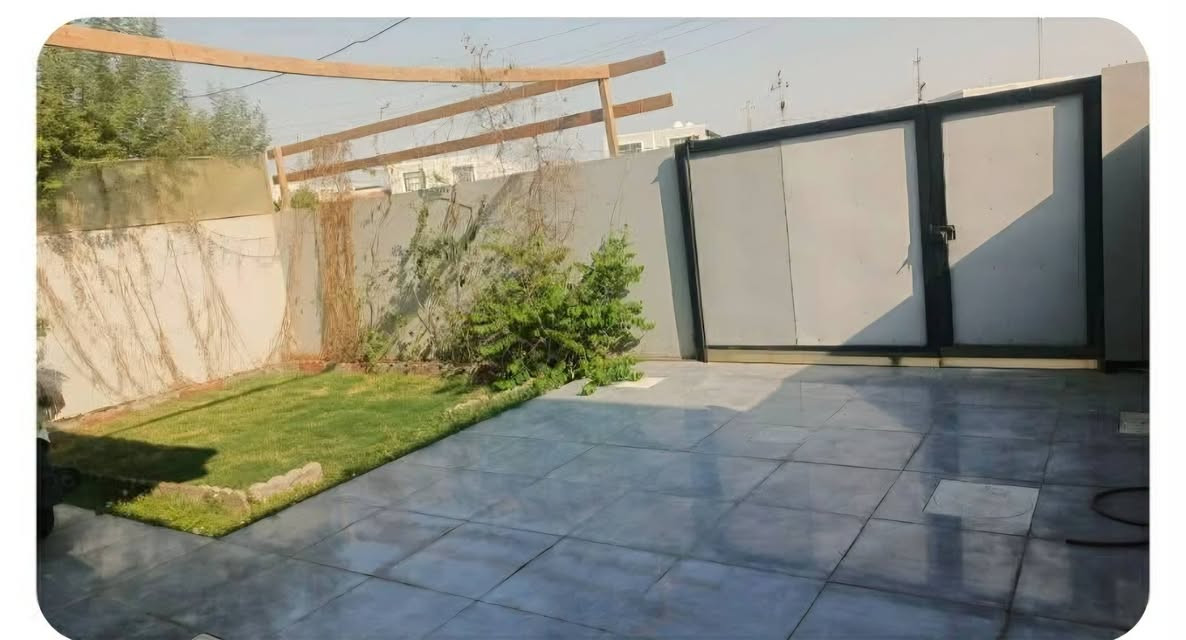 السلام عليكم 
بيت طابو صرف للبيع ٢٠٠م مجمع الخير 
ط١ غرفتين وصالة ومطبخ وبراني وصحيات داخليه وخارجيه 
ط٢ غرفة وصالة البيت 🏠 مقابل ساحة خضراء 
مطلوب للمصرف العقاري ١٠٠ مليون تسديد بشهر ٥٥٠ ألف 
بيد صاحب العقار ٦٥ مليون قفل
*********** وات ساب
