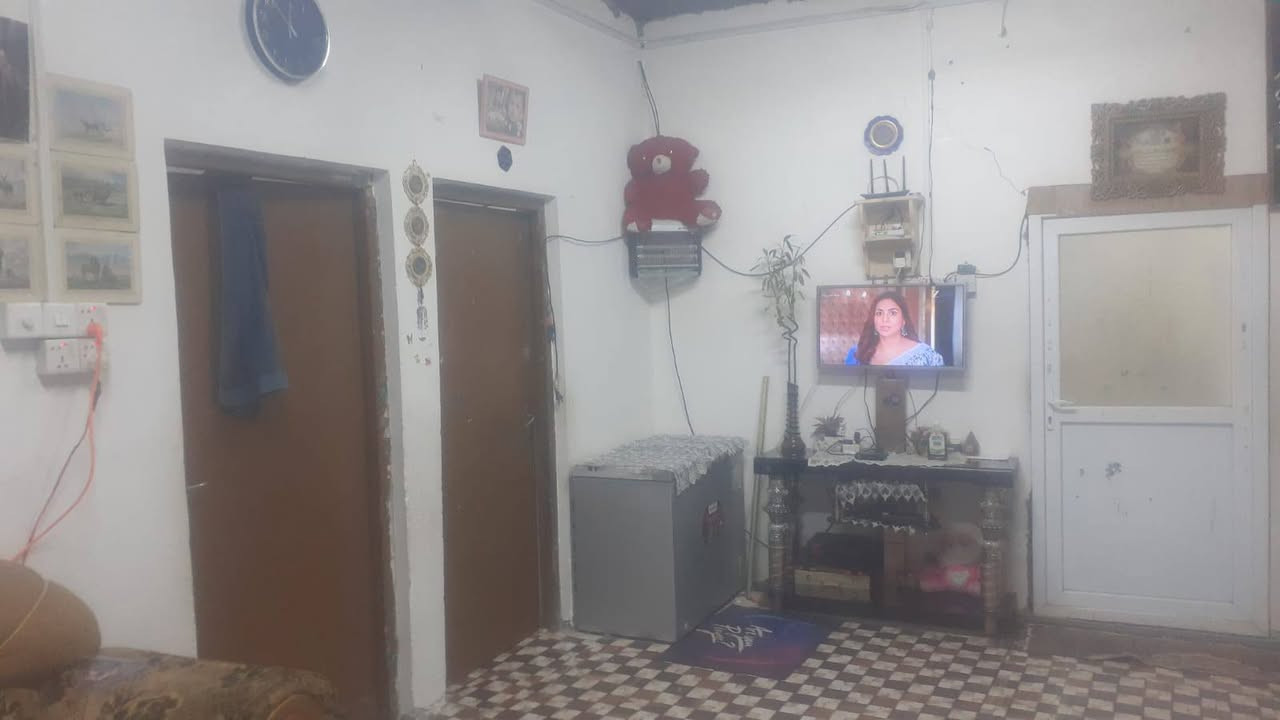 سلام عليكم بيت للبيع عويسيان شارع القصر بل البدايه المساحه 200 متر بلديه بي معامله تمليك بيت جاهز سعره40 وبي مجال للشراي التواصل***********.    ***********
