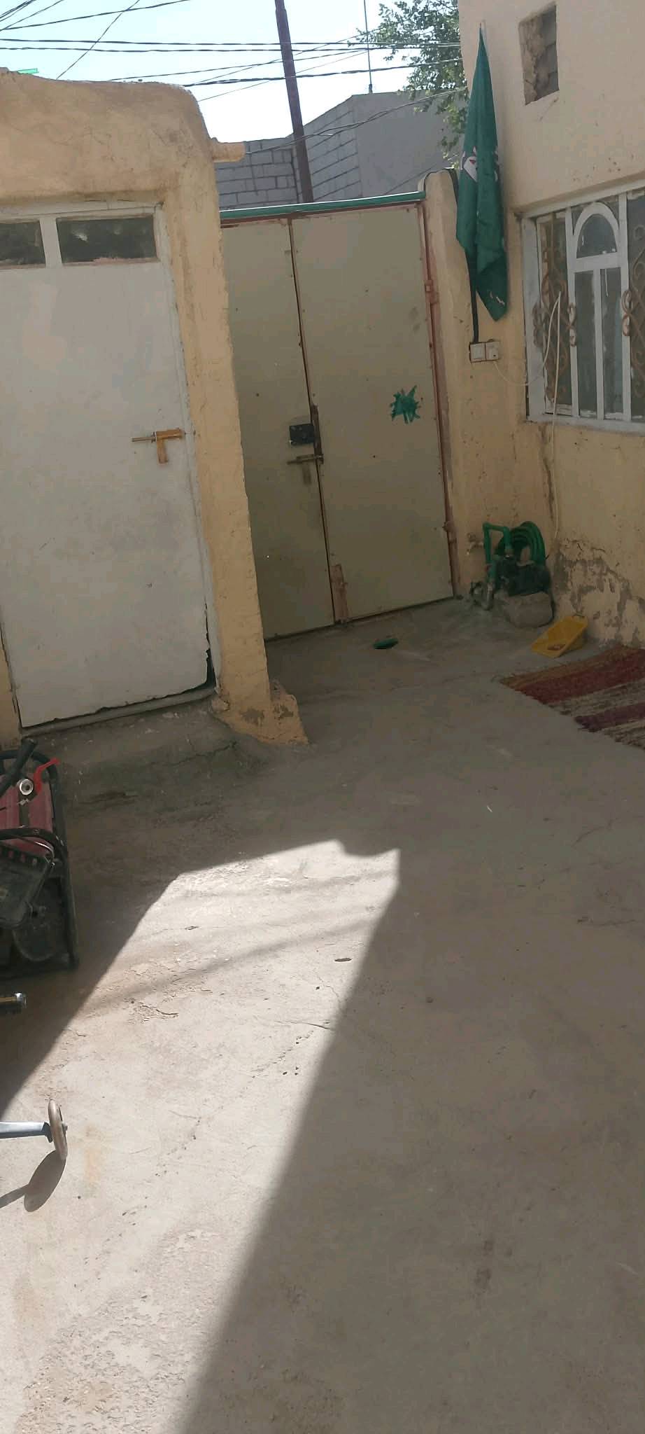 بيت ١٠٠ متر بي غرفه وصاله واستقبال ومطبخ وتخاريج اساس  تجعيب طابوك بناء بلوك سقف عكاده السطح فرشي بي خط مولده وانترنت  جاهز حتى التشاريف كامله بيه طارمه واسعه  الشراي يتفضل واتساب العنوان الكوفه شارع المعل قرب مدرسة الازدهار اواتصال ***********