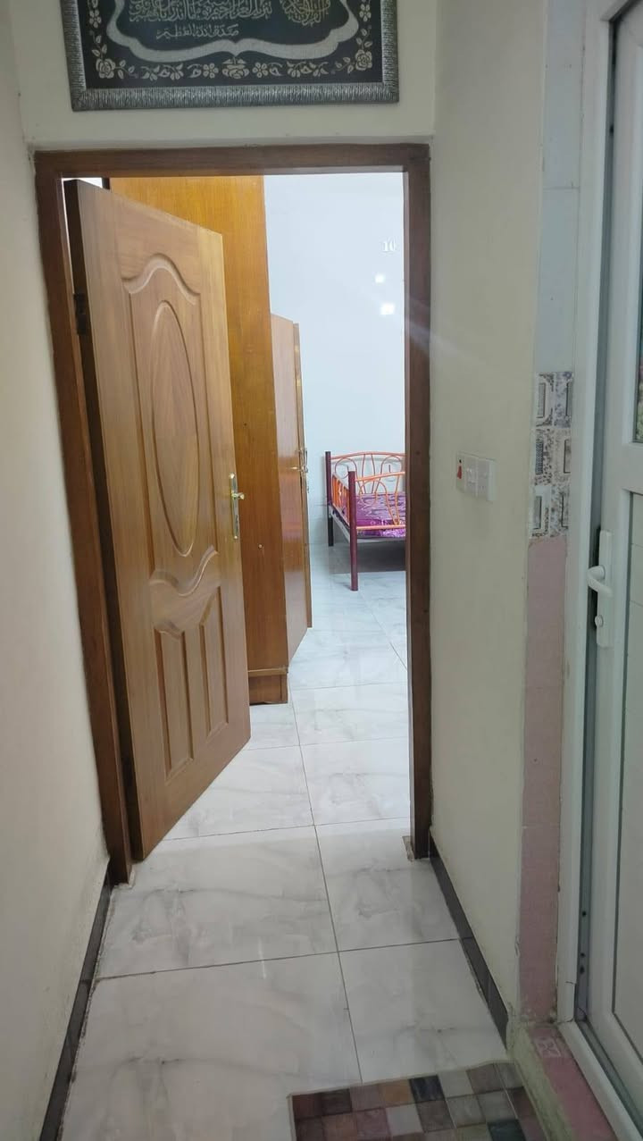 بيت 75 متر طابو صرف سكني حي بدر واجهه5نزال15 طابق واحد غرفه نوم 5x4,60. وهول 4x4,60  وحولي كبير صحيات عدد 2 بناء سنه2019 بلوك اساس رفت شارع عشرين سقف ارتفاع 3،و20 بطن الركن السعر 95للاستفسار ***********
