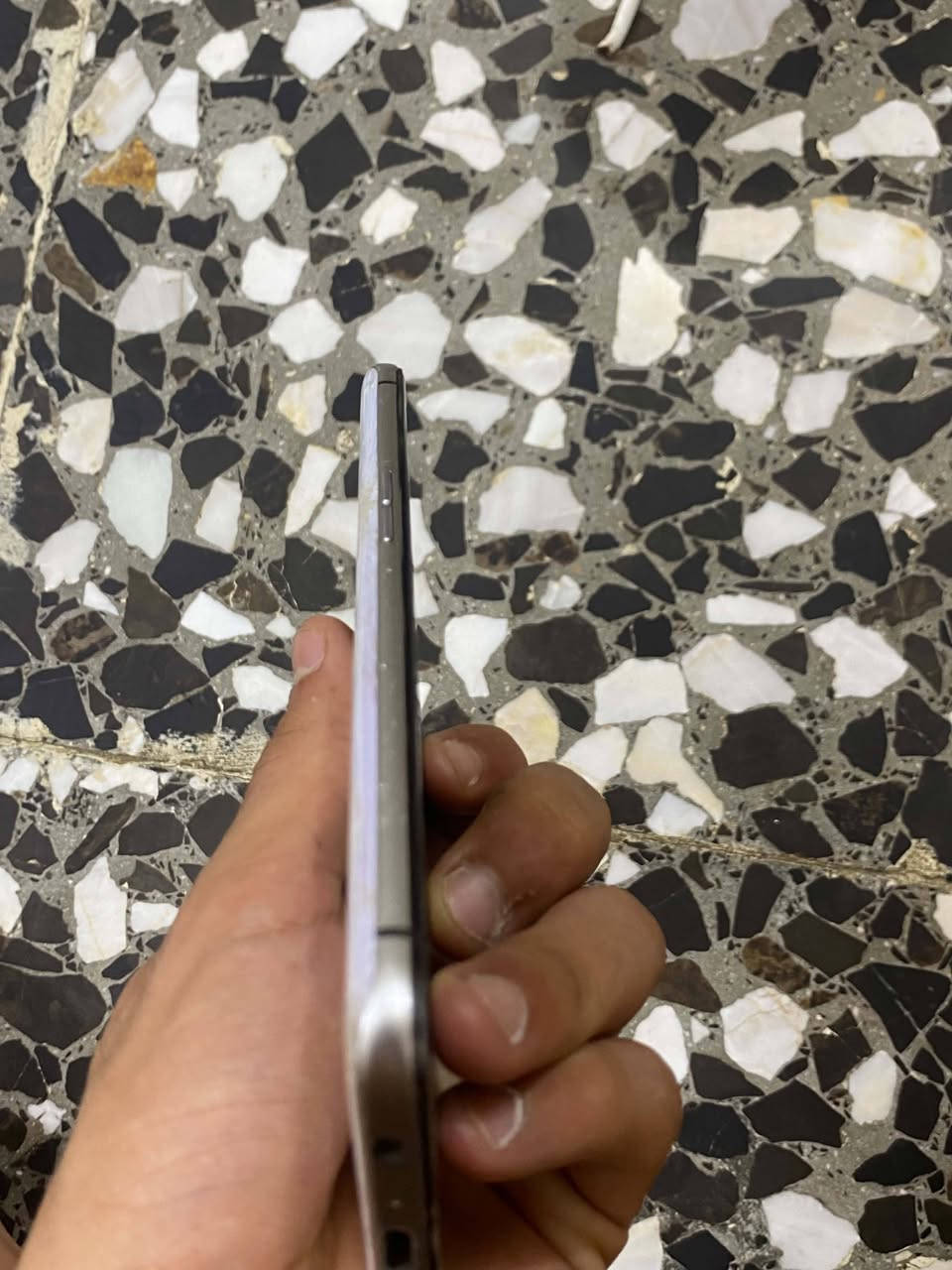 realme X2 Pro90افريم بلواتساب***********نالجهاز ملحقاته كامله سعر250وبي مجال الشراي
الشاشة: Super AMOLED، حجم 6.5 بوصة، بدقة FHD+، بتردد 90Hz، وحماية Gorilla Glass 5.المعالج: Snapdragon 855 Plus، تكنولوجيا 7 نانو، مع معالج رسومي Adreno 640.الذاكرة: رام   8   جيجابايت، مع تخزين 128  جيجابايت.الكاميرا الخلفية: رباعية؛ 64 م.ب (رئيسية) + 13 م.ب (تقريب) + 8 م.ب (واسعة) + 2 م.ب (عزل).الكاميرا الأمامية: بدقة 16 ميجابكسل.البطارية: بسعة 4000 مللي أمبير.الشحن: شحن سريع بقوة 50 واط (SuperVOOC).الخامات: ظهر زجاجي (Gorilla Glass 5) مع إطار ألومنيوم، والوزن 199 غرام.إذا كنت ترغب في مواصفات ميزة محددة بالهاتف، حدد لي التالي:تفاصيل أداء المعالج والألعابتفاصيل قدرات تصوير الكاميراتتفاصيل سرعة شحن البطاريةتفاصيل سرعة شحن البطاريةالتقنية: يدعم الشحن السريع بقوة 50 واط بتكنولوجيا SuperVOOC Flash Charge.الوقت: يشحن البطارية من 0% إلى 100% بالكامل في غضون 35 دقيقة فقط.الأمان: يحتوي على نظام حماية خماسي الطبقات لمنع ارتفاع حرارة الهاتف أثناء الشحن.الشاحن: يأتي رأس الشاحن السريع بقوة 50 واط وكابل الشحن الأصلي داخل
