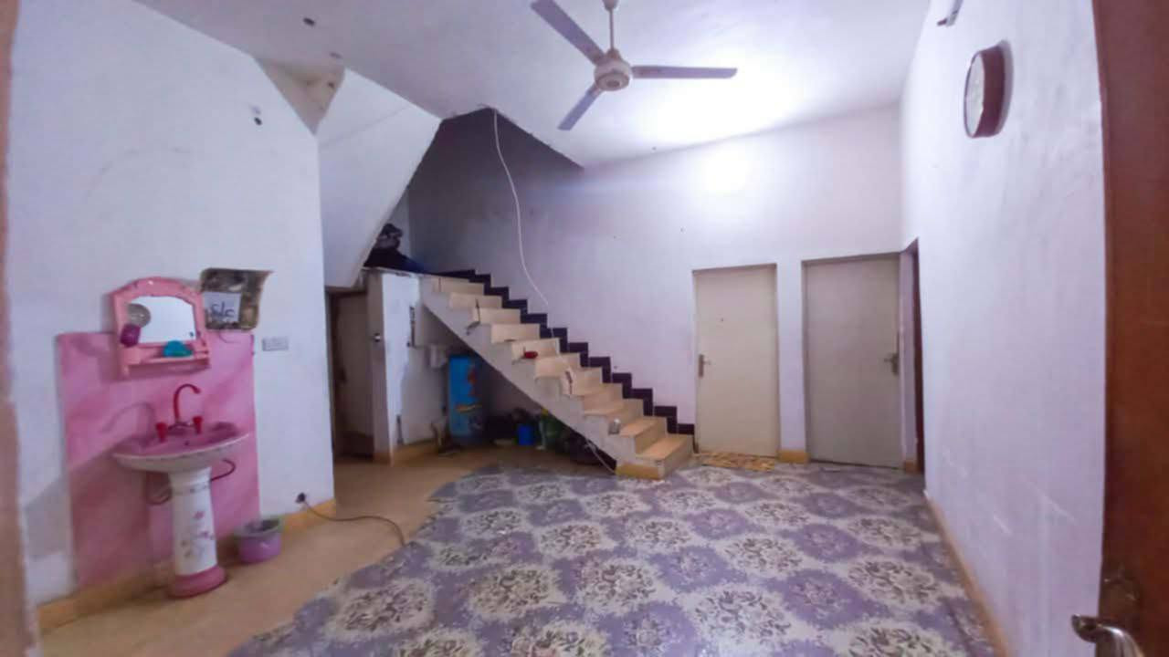 بيت طابو صرف على شارع تجاري في خور الزبير مساحته 250 وبي  مساحه كبيره امام البيت يصلح بيها مشروع البيت بي ثلاث غرف نوم وصاله كبيره وهول وديوانيه ومطبخ وحمامات داخليه وخارجيه سعر البيت اريده 130 مليون وبي مجال علما بناء جديد  ***********

