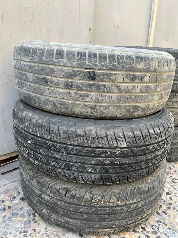السلام عليكم 3 تايرات قياس 18/65/235 كوري بس واحد مشدود ثنين ما مشدودات مكانهن بغداد البلديات السعر 75   ***********
