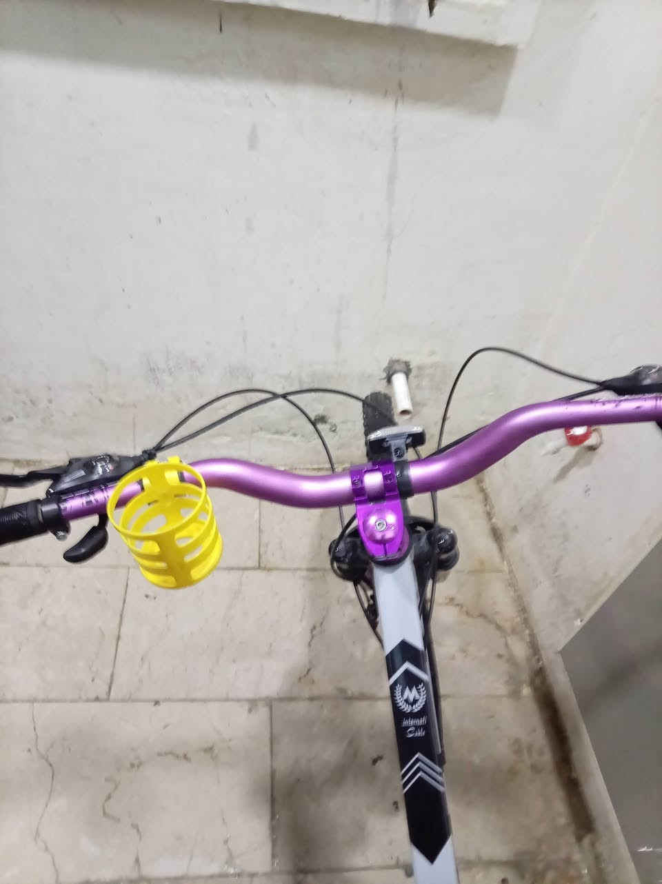 🚲 للبيع بايسكل برازيلي ماركة EZEL
• الحجم: 26

• الحالة: جديد، ما صارلي هواي من مشتريه

• السرعات: 7 خلفي × 3 أمامي

• الدبل: أمامي

• البريكات: أمامي وخلفي وشغالات

• كلشي بلادي وشغال بدون مشاكل

• السعر: 175 ألف دينار بي مجال

📍 بغداد - شارع حيفا

📱 للتواصل واتساب: ***********
