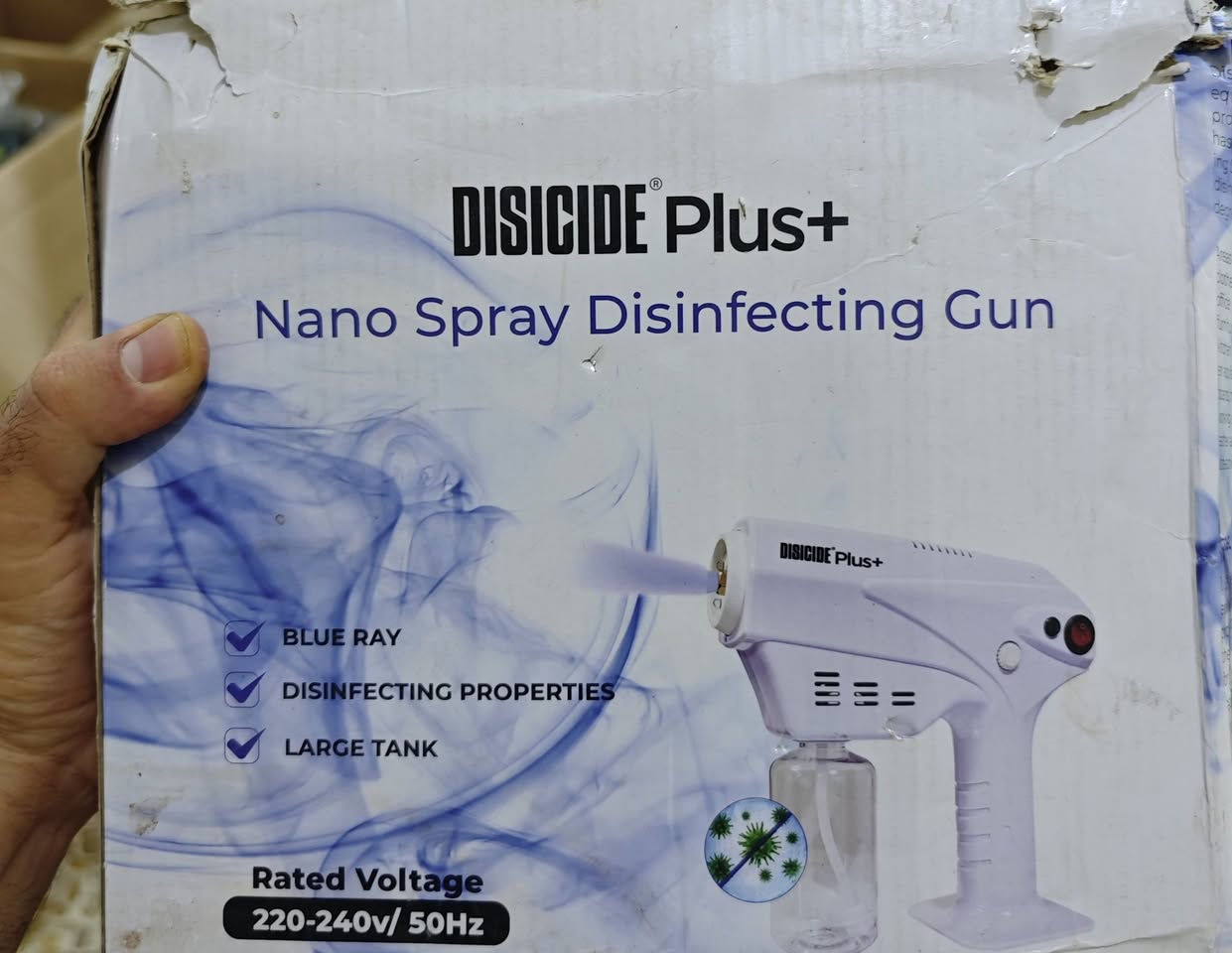 جهاز رش وتعقيم نانو احترافي Disicide Plus+ عالي الجودة لتطهير الأسطح بسرعة وكفاءة.
مزود بتقنية الأشعة الزرقاء (Blue Ray) لتعزيز القضاء على الجراثيم والبكتيريا أثناء الرش.

يحتوي على خزان شفاف بسعة كبيرة لتغطية مساحات واسعة دون الحاجة لإعادة التعبئة المستمرة.

يعمل بقدرة كهربائية (220-240V / 50Hz) لإعطاء رذاذ ناعم يدعم التغطية الشاملة.

مثالي للاستخدام في المنازل، صالونات التجميل، والمكاتب،

الجهاز ماركه الوزن كلش ثقيل بحثو عن سعره

***********.

نص مكتوب في الصور:
- DISICIDE Plus+ Nano Spray Disinfecting Gun BLUE RAY TECHNOLOGY MAXIMUM DISINFECTING PROPERTIES EXTRA-LARGE TANK Rated Voltage: 220-240v / 50Hz