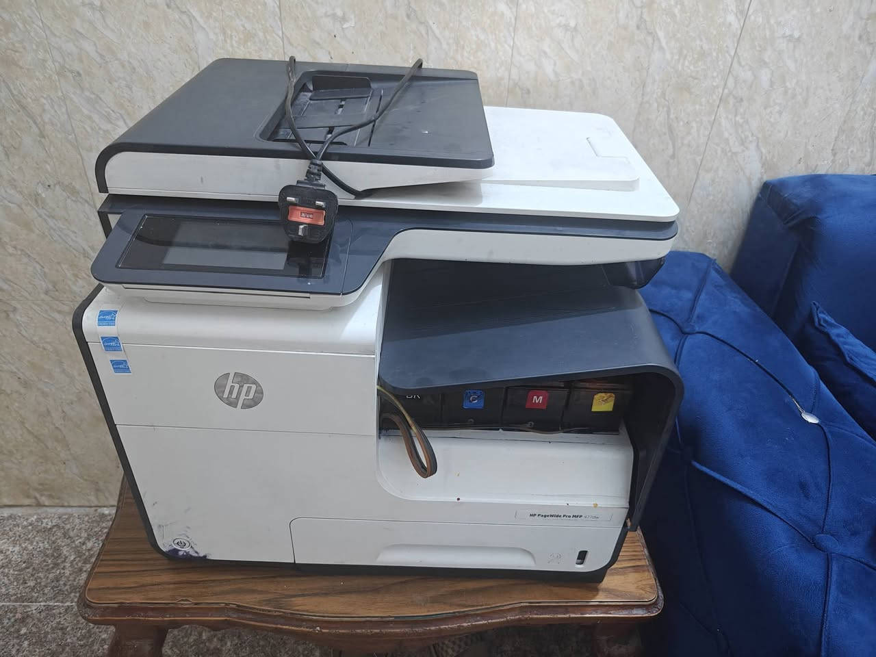 السلام عليكم
طابعة HP 477dw 

 (A4 او اوراق اصغر بيهة درجين لاخذ الاوراق)

موصفات عالية واستنساخ سريع 50 او اكثر بالدقيقه وفيدر ياخذ الاوراق واستنساخ وجهين وسكنر وهويات صور واضحة جدا وايفاي شاشة لمس الي يعرفها ومستخدمها راح يعرف شكد تفيد وخاصتا للمكتبات والملازم والشركات استخدام قليل الطابعة ونظيفة جدا وغير داخلة للتصليح

السعر خاص
***********
