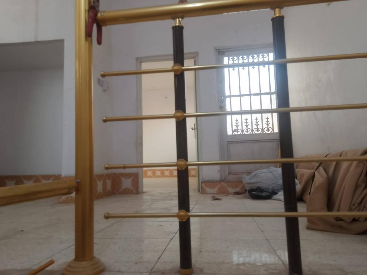 عرض بيت  بحي ميسان على شريط  ايجار مساحه 55متر ركن على شارعين 10متر لبيت نضيف طابقين يحتوي على طارمه مطبخ ستقبال جبير وصاله حمامات ومكشوفه طابق ثاني خرفه صاله كبار سعر الايجار 300الف ماي ولكهرباء على ابو لبيت، رقم للستفسار على واساب ***********

